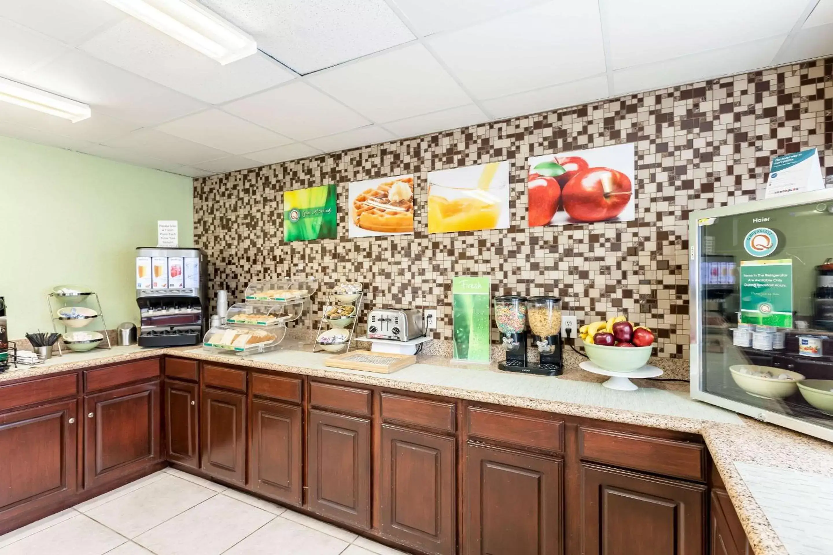 Restaurant/places to eat, Kitchen/Kitchenette in Quality Inn Near Seaworld - Lackland