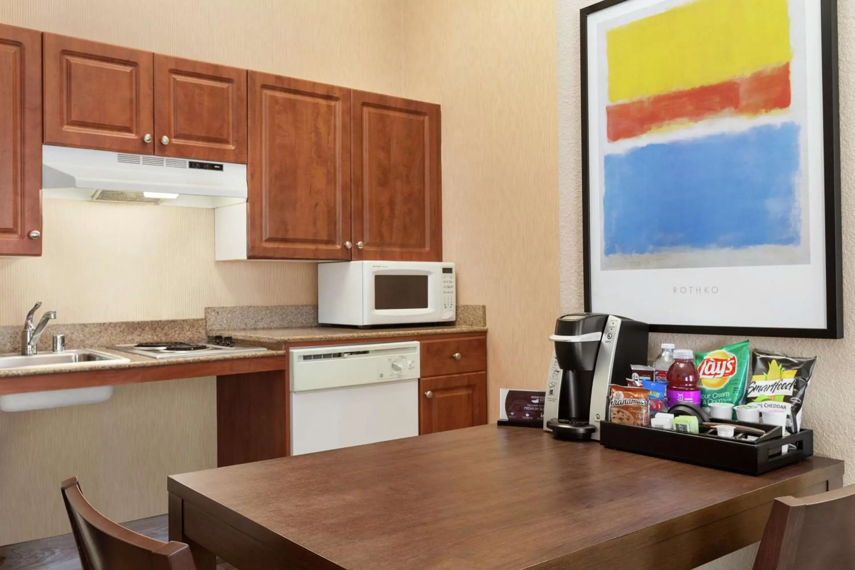 Kitchen or kitchenette, Kitchen/Kitchenette in Homewood Suites by Hilton - Oakland Waterfront