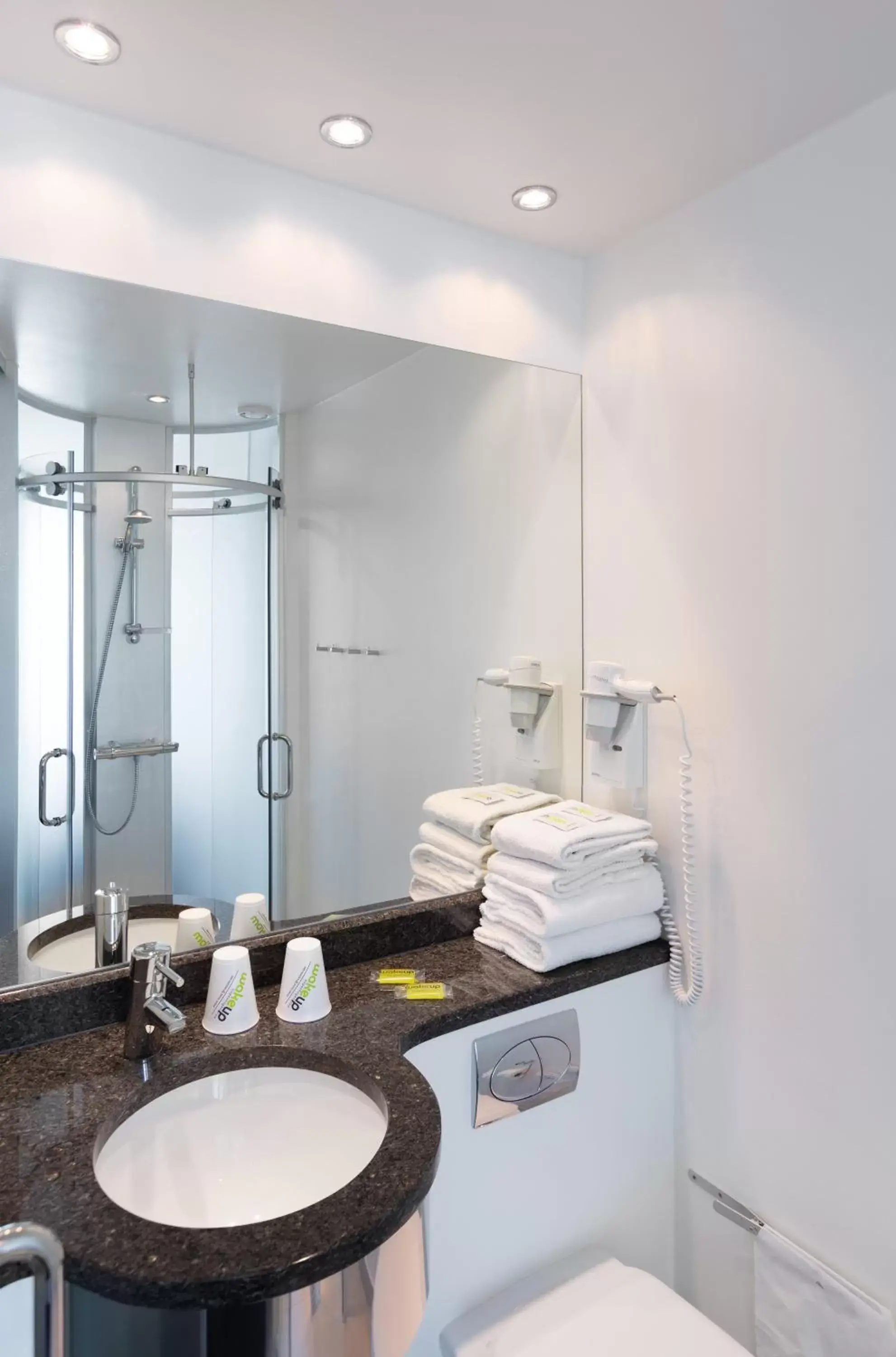 Shower, Bathroom in Wakeup Copenhagen - Bernstorffsgade