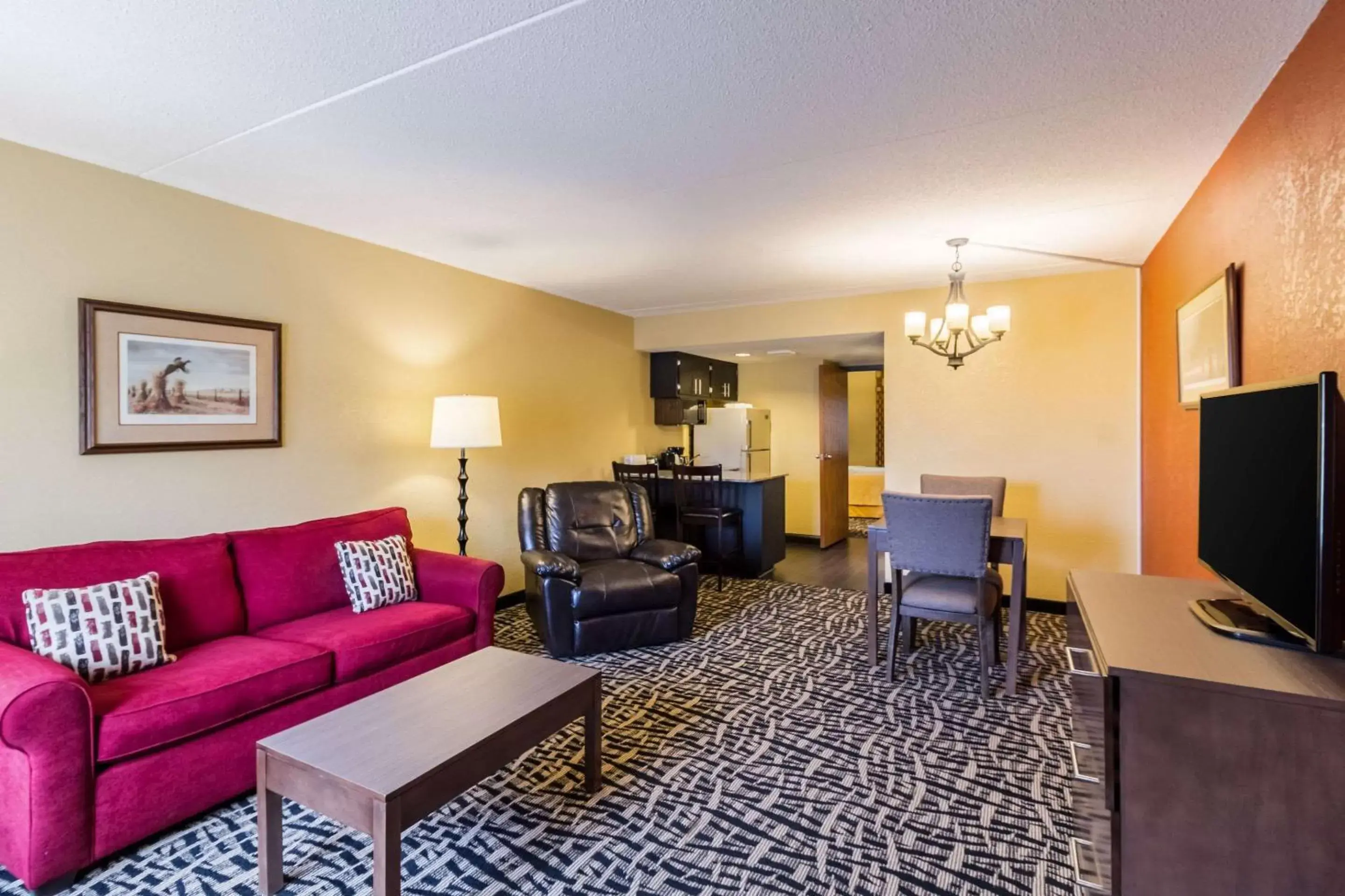 Photo of the whole room, Seating Area in Quality Inn & Suites Mayo Clinic Area