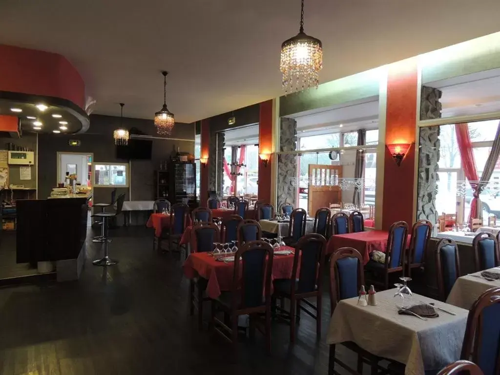 Dining area, Restaurant/Places to Eat in Hôtel Le Hussard