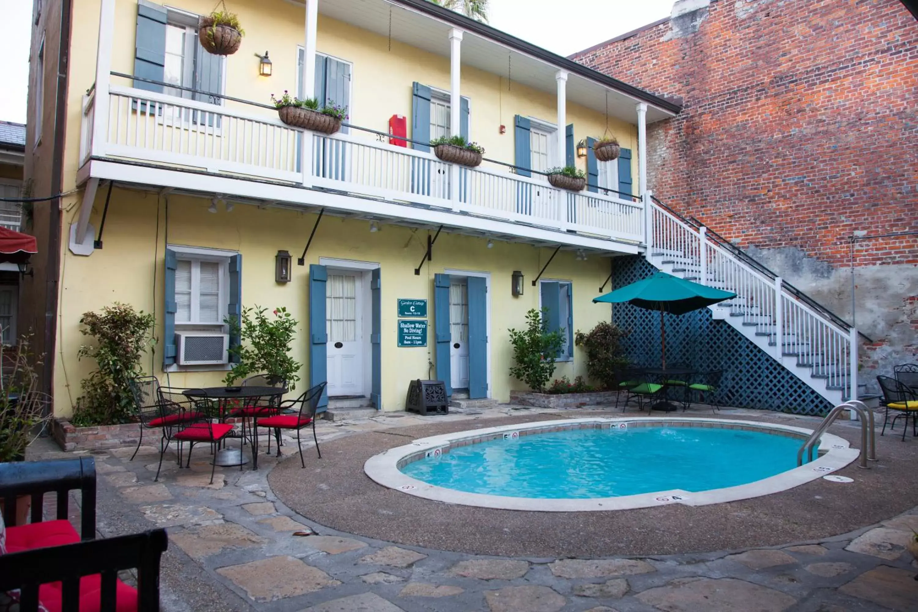Swimming pool, Property Building in Hotel St. Pierre French Quarter