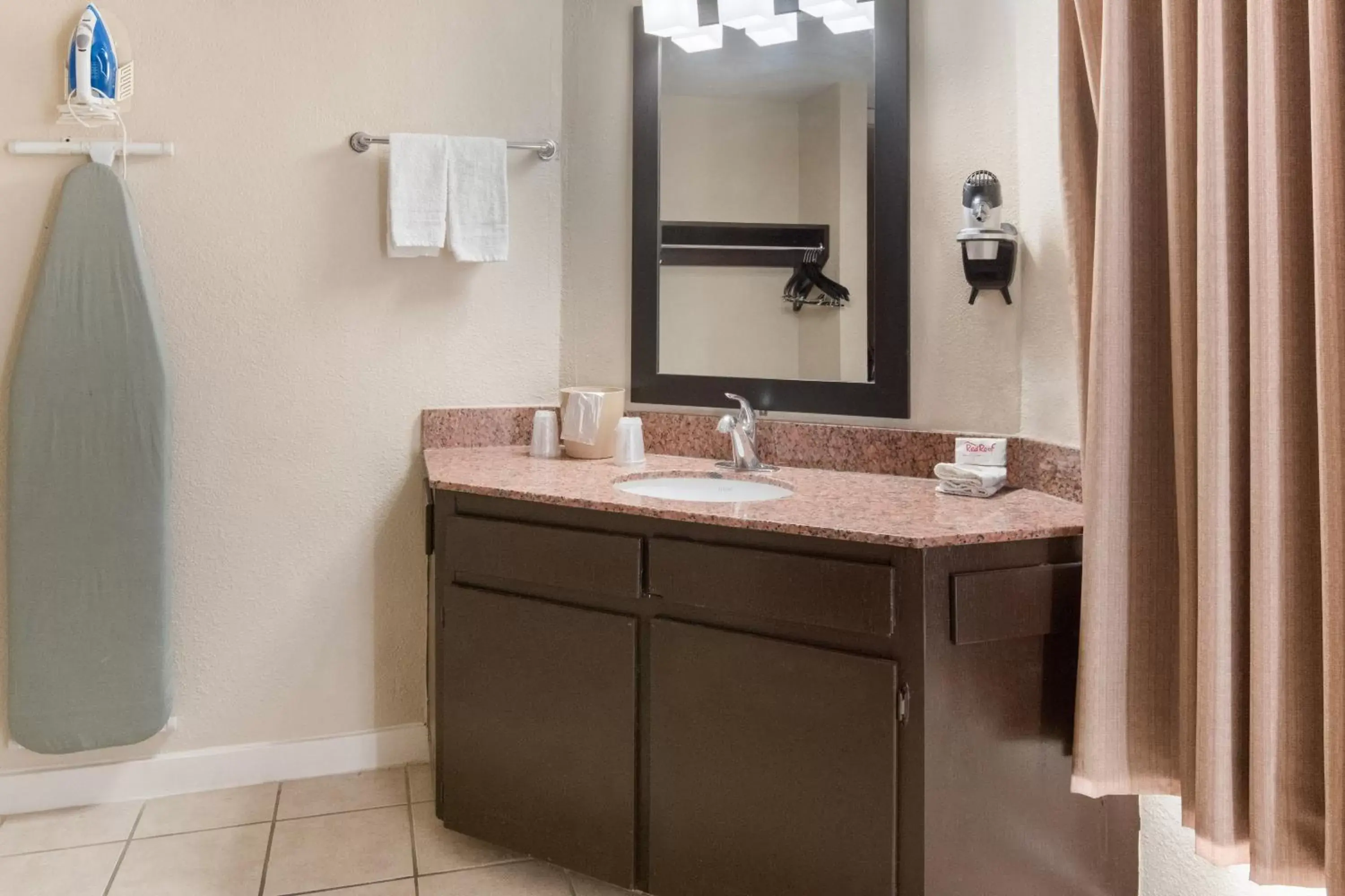 Bathroom in Red Roof Inn Waco