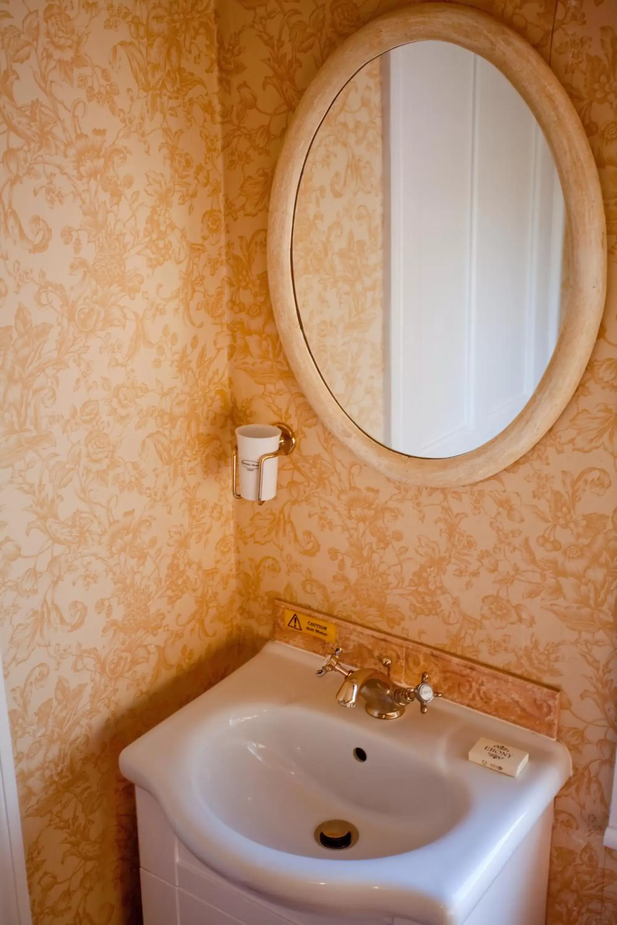Bathroom in Fines Bayliwick Hotel