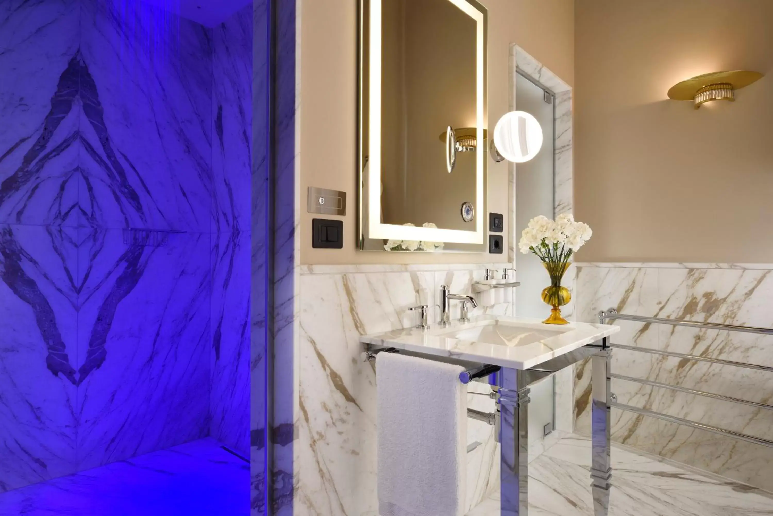 Bathroom in Hotel L'Orologio Roma - WTB Hotels