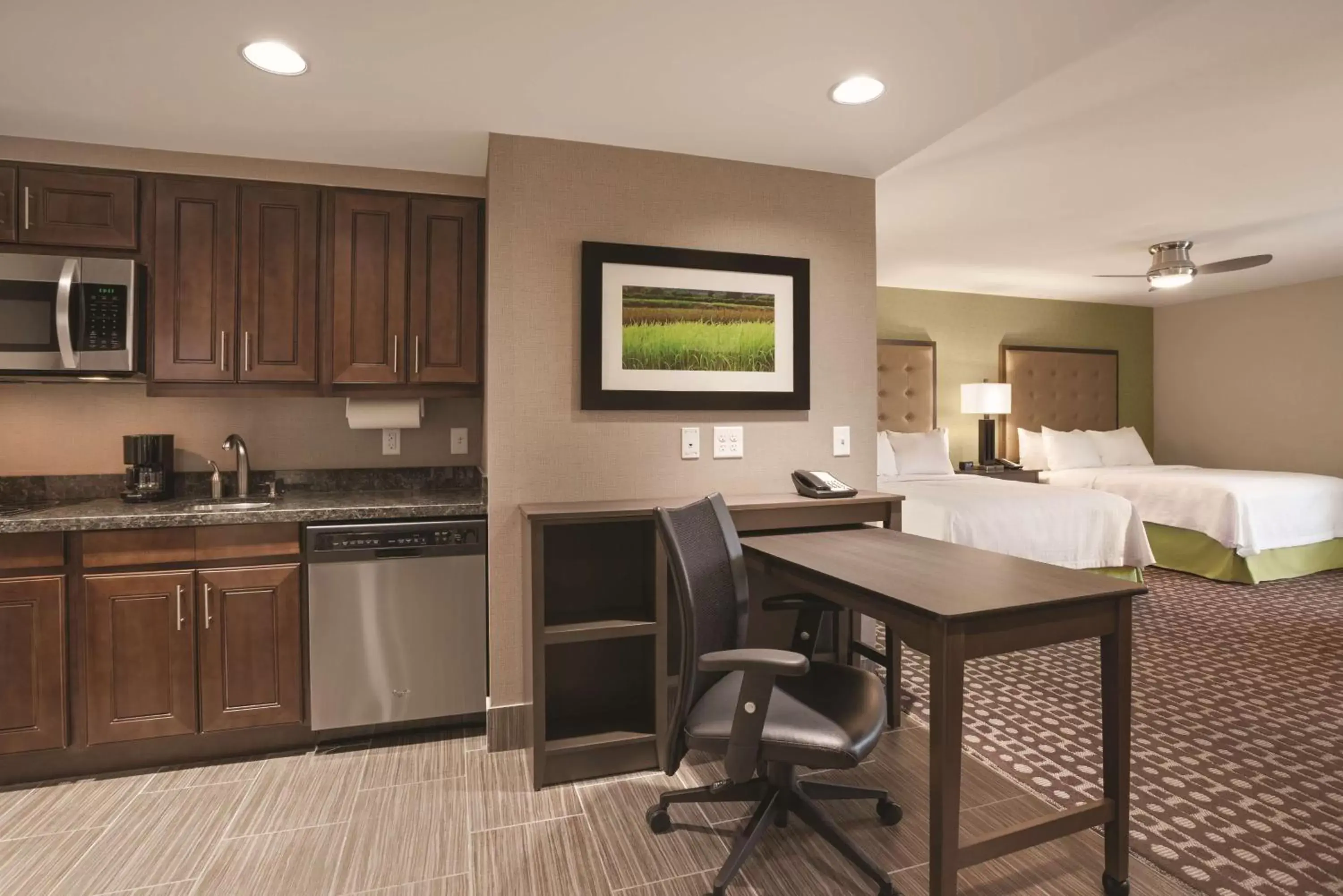 Bed, Kitchen/Kitchenette in Homewood Suites by Hilton Ankeny