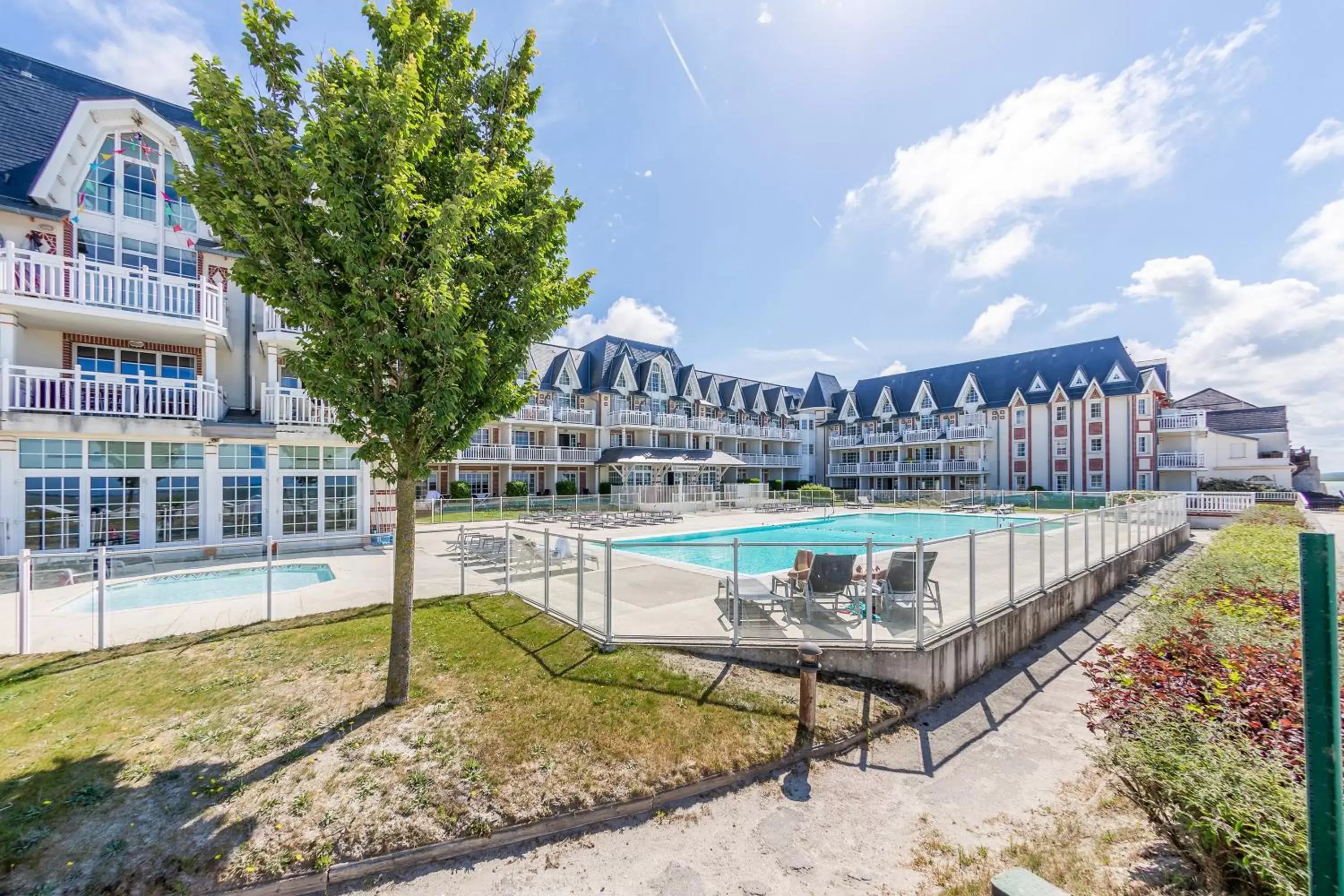 Property building, Swimming Pool in Pierre & Vacances Premium Résidence de la Plage