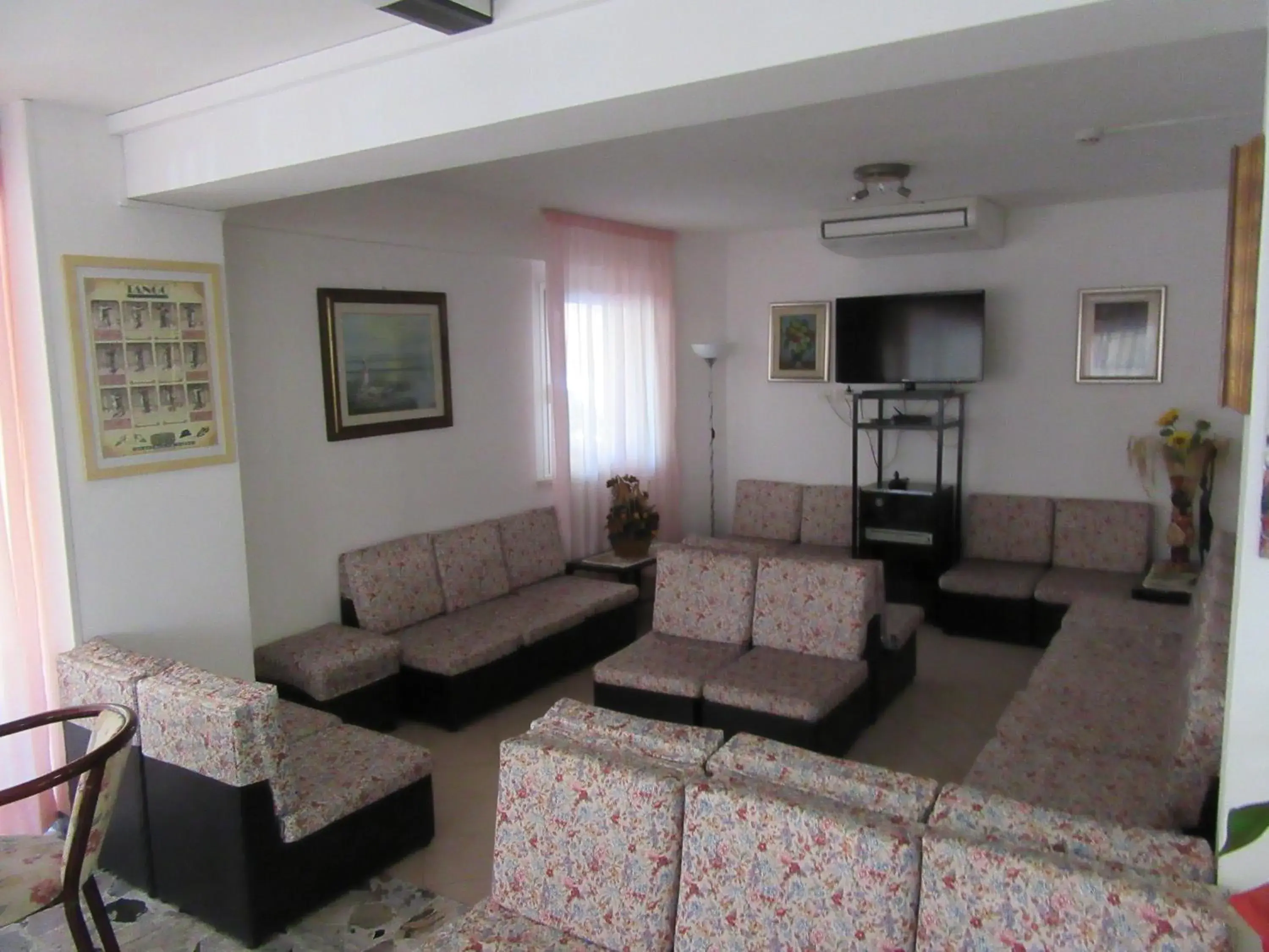 Lounge or bar, Seating Area in Hotel Urania