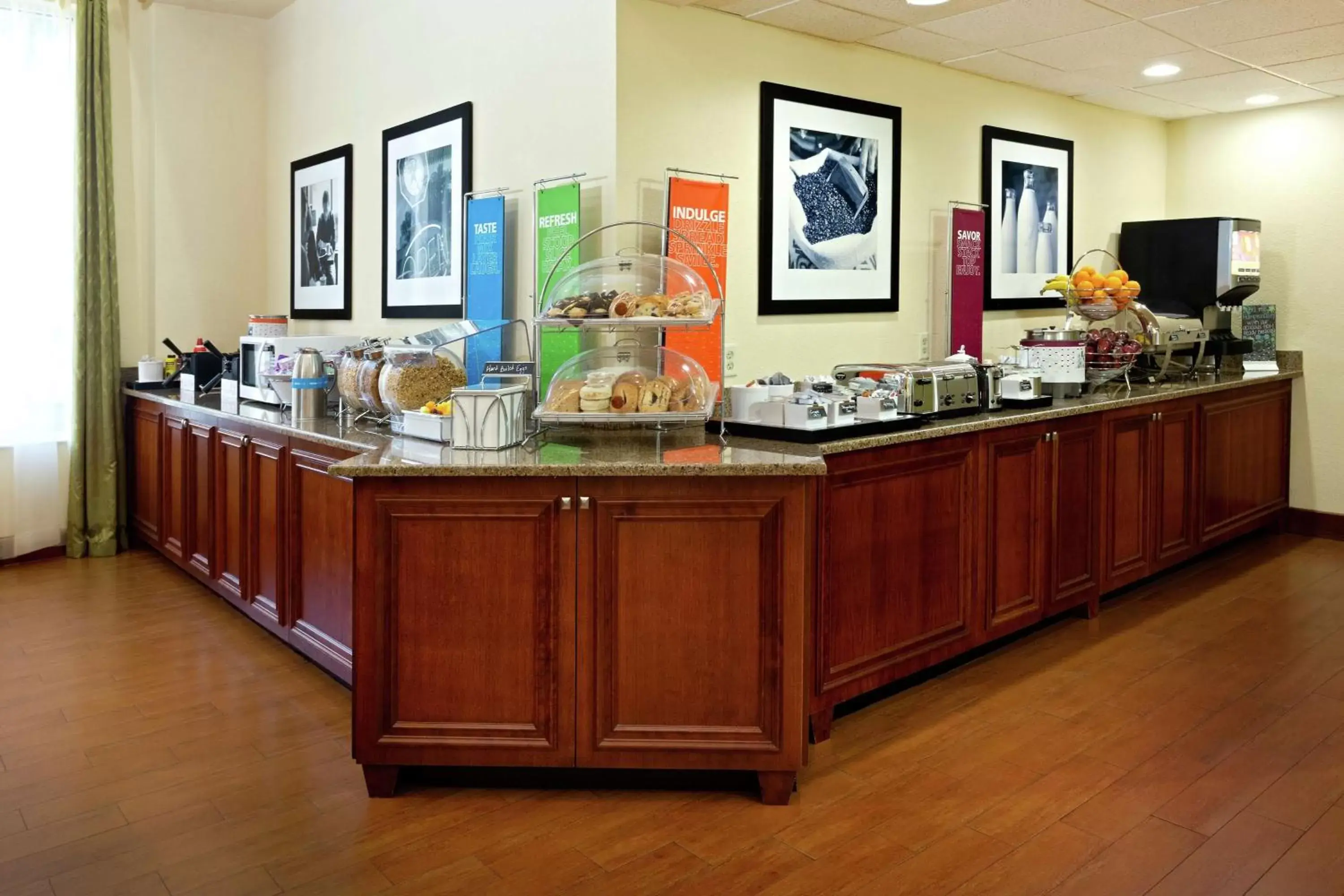 Coffee/tea facilities, Food in Hampton Inn & Suites Venice Bayside South Sarasota