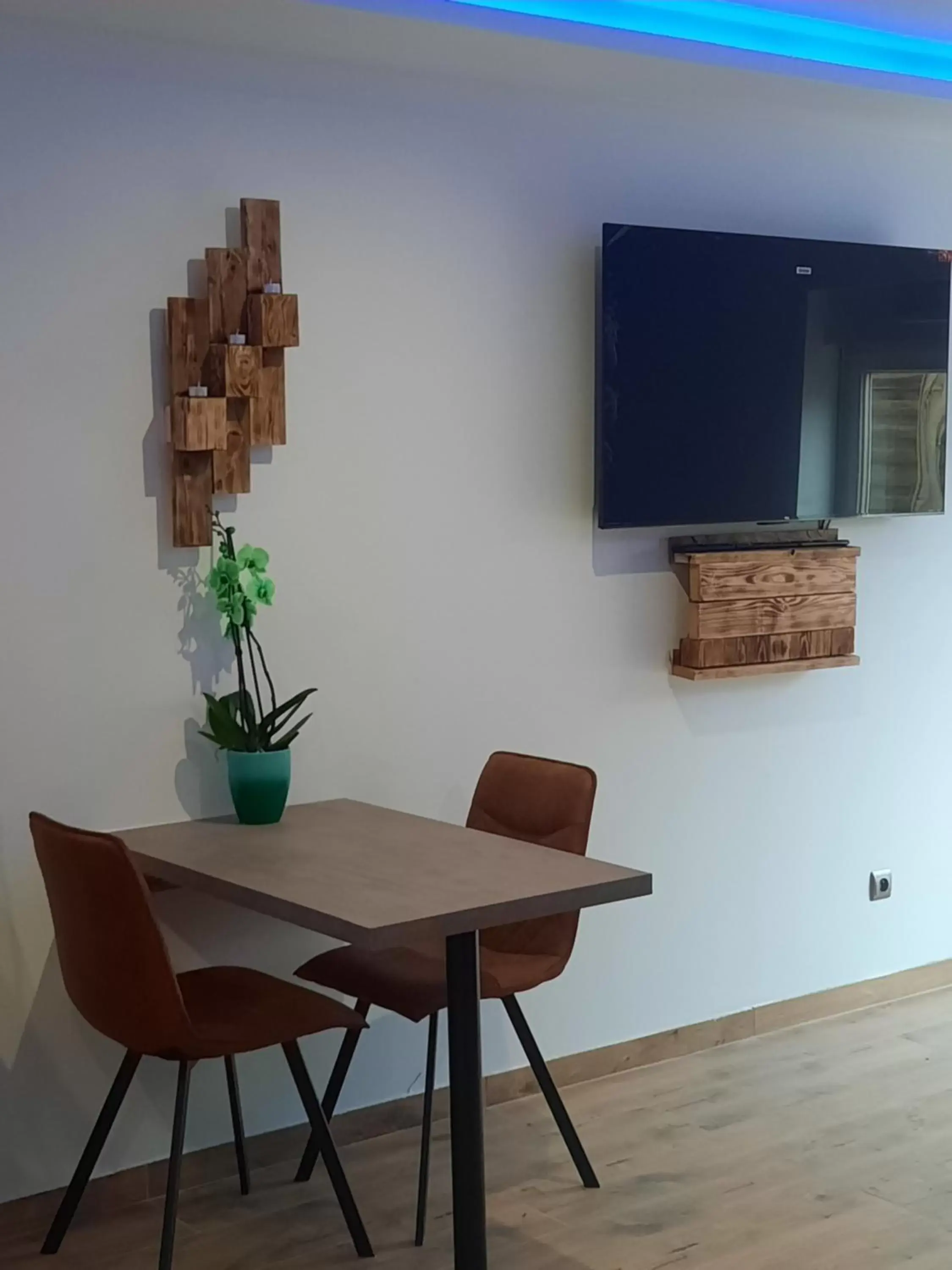 Dining area, TV/Entertainment Center in Loft Spa Led & bo