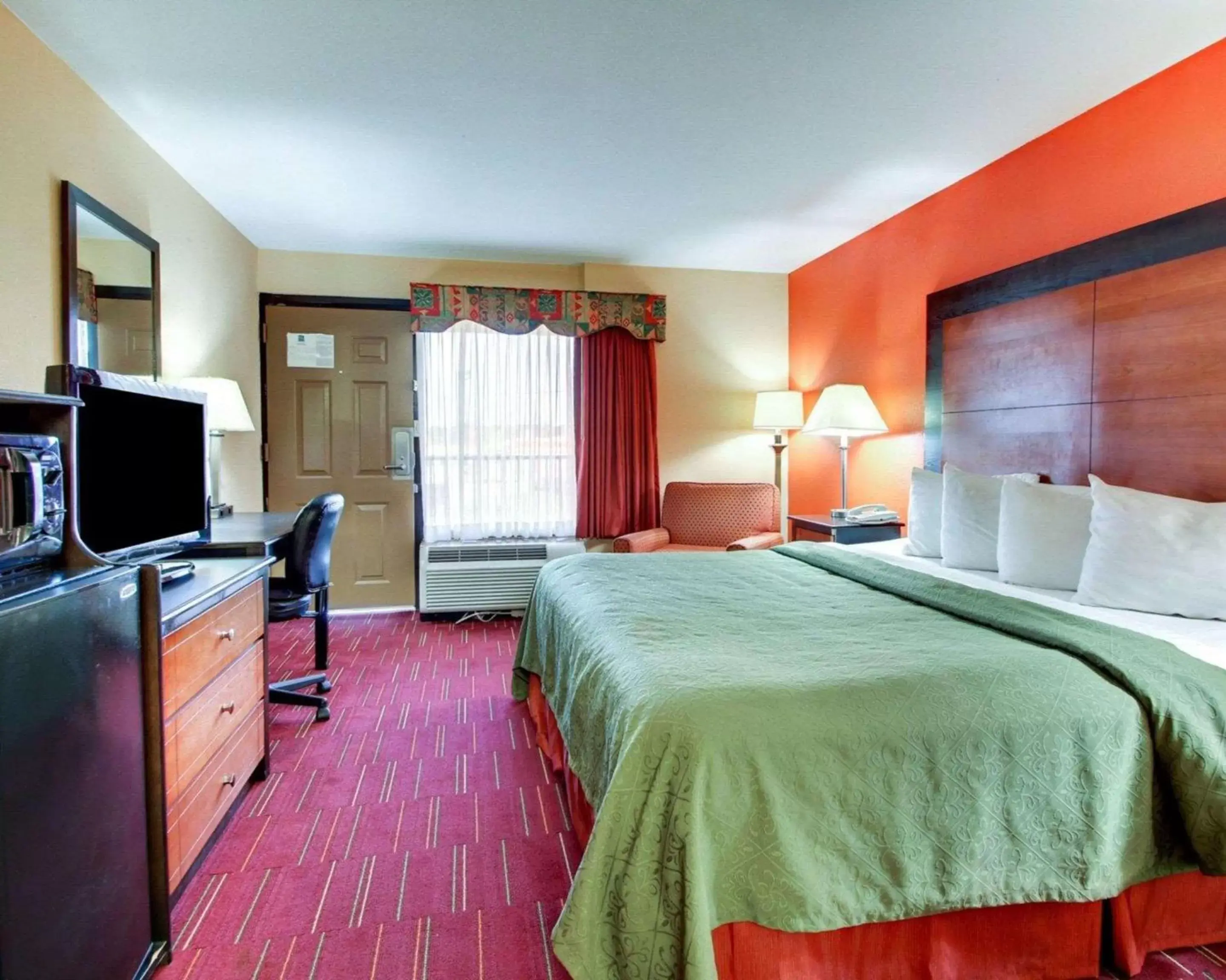 Photo of the whole room, Bed in Quality Inn Richland