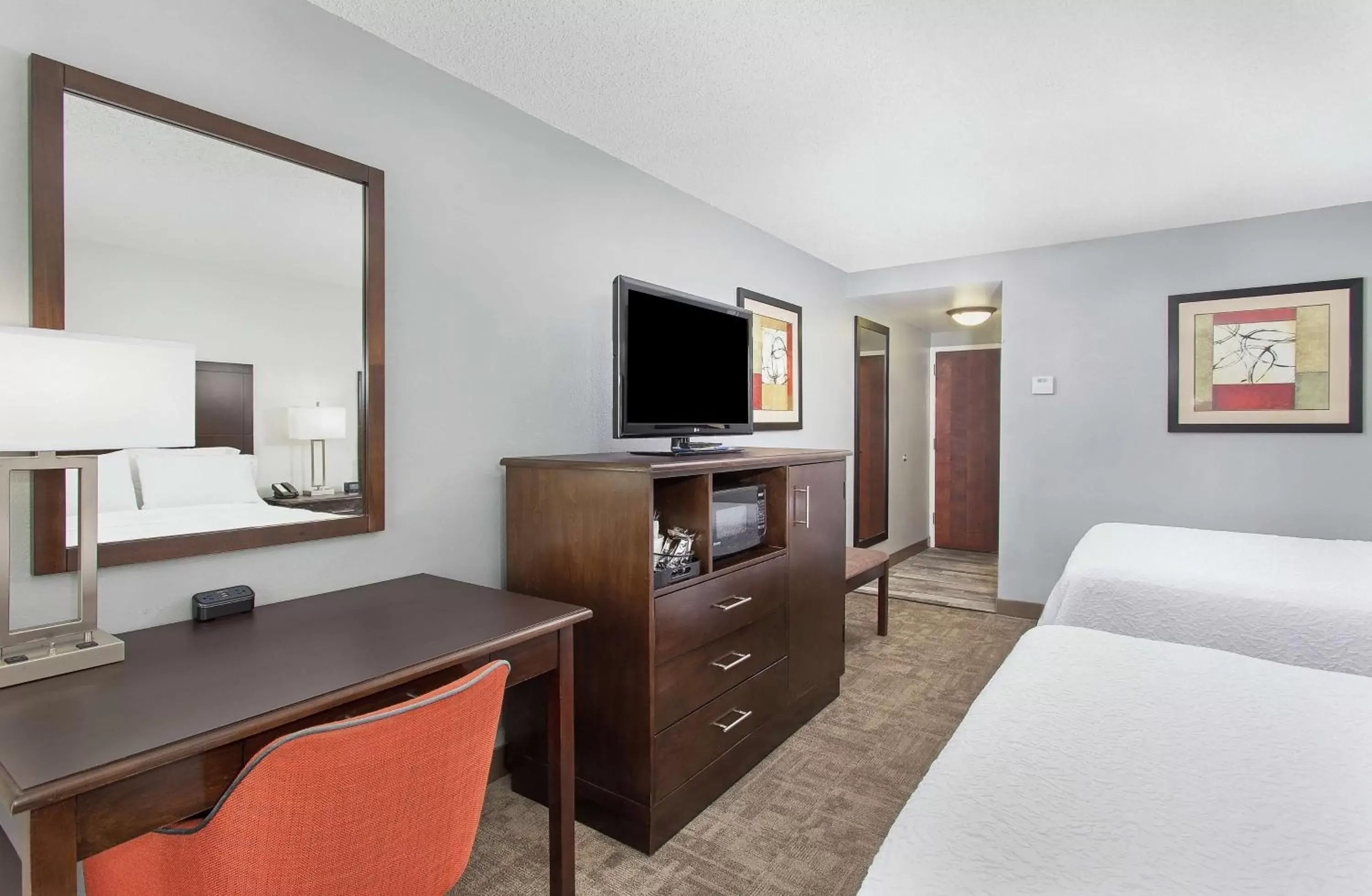 Bedroom, TV/Entertainment Center in Hampton Inn Cullman