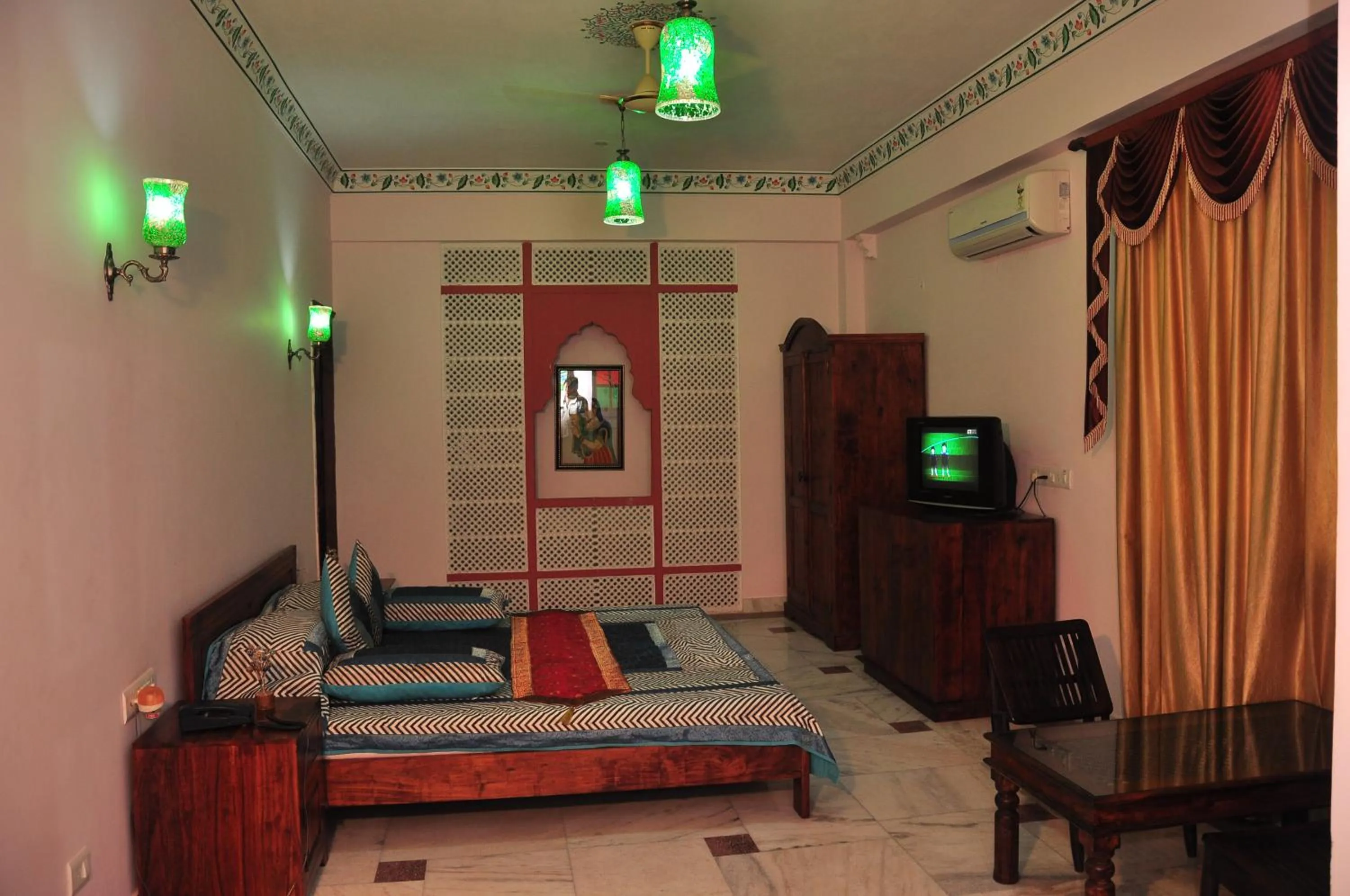 TV and multimedia, Bed in Rani Mahal Hotel