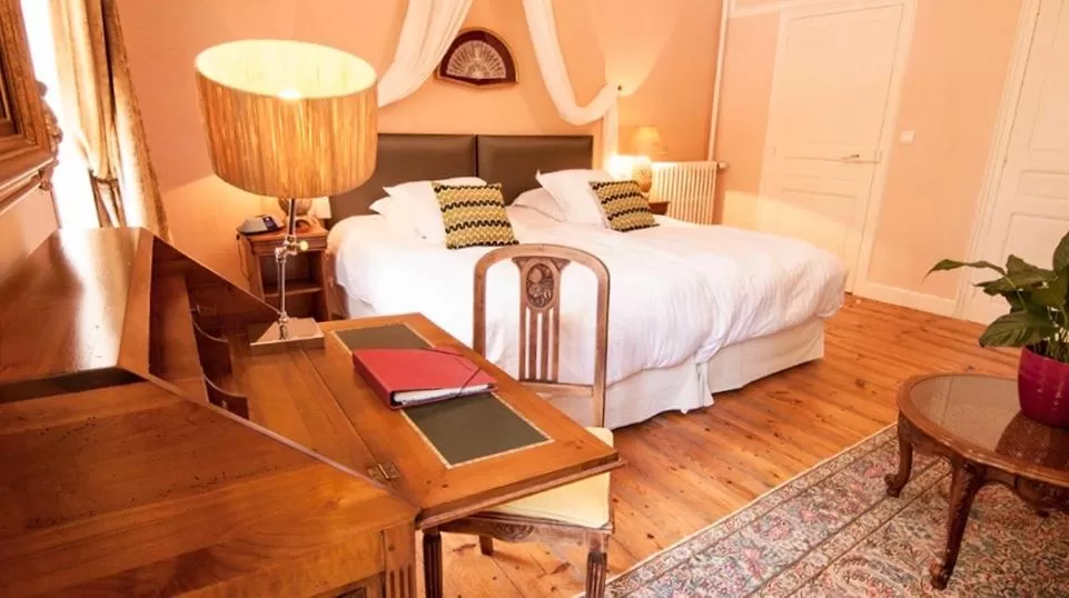 Photo of the whole room, Bed in Domaine de Rasigous