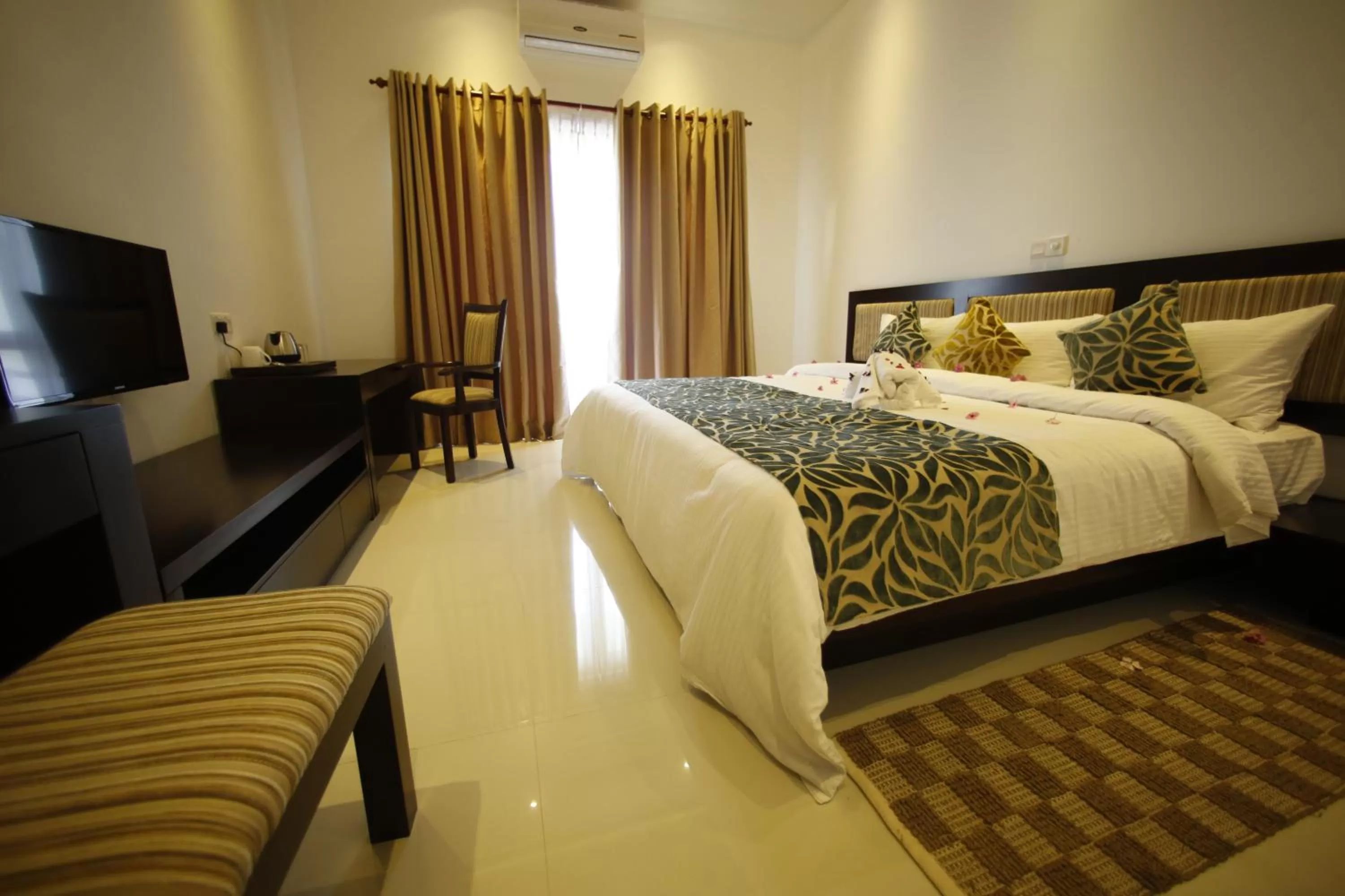 Bedroom, Bed in Ruins Chaaya Hotel