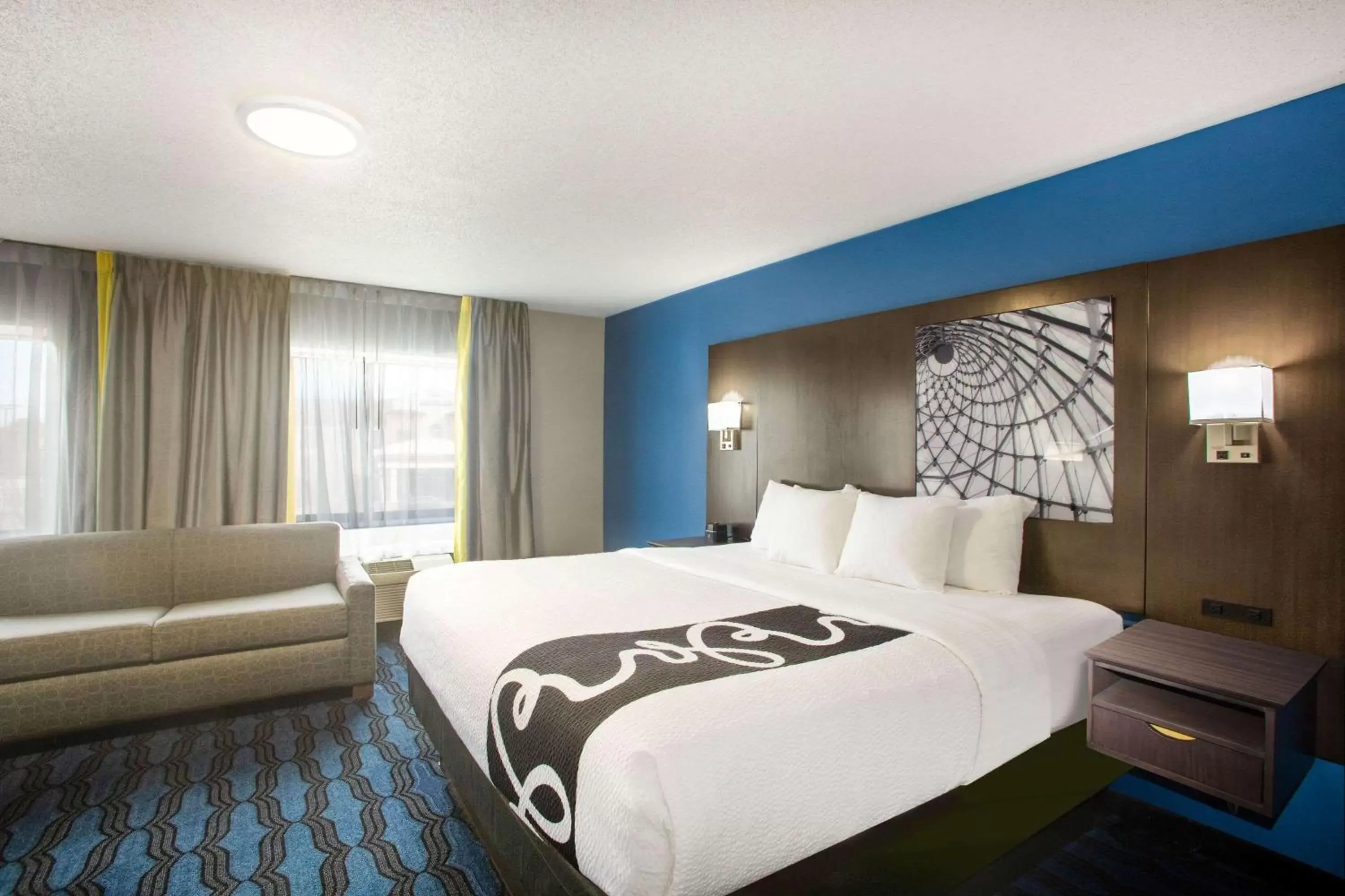 Photo of the whole room, Bed in La Quinta Inn by Wyndham St. Louis Hazelwood - Airport North