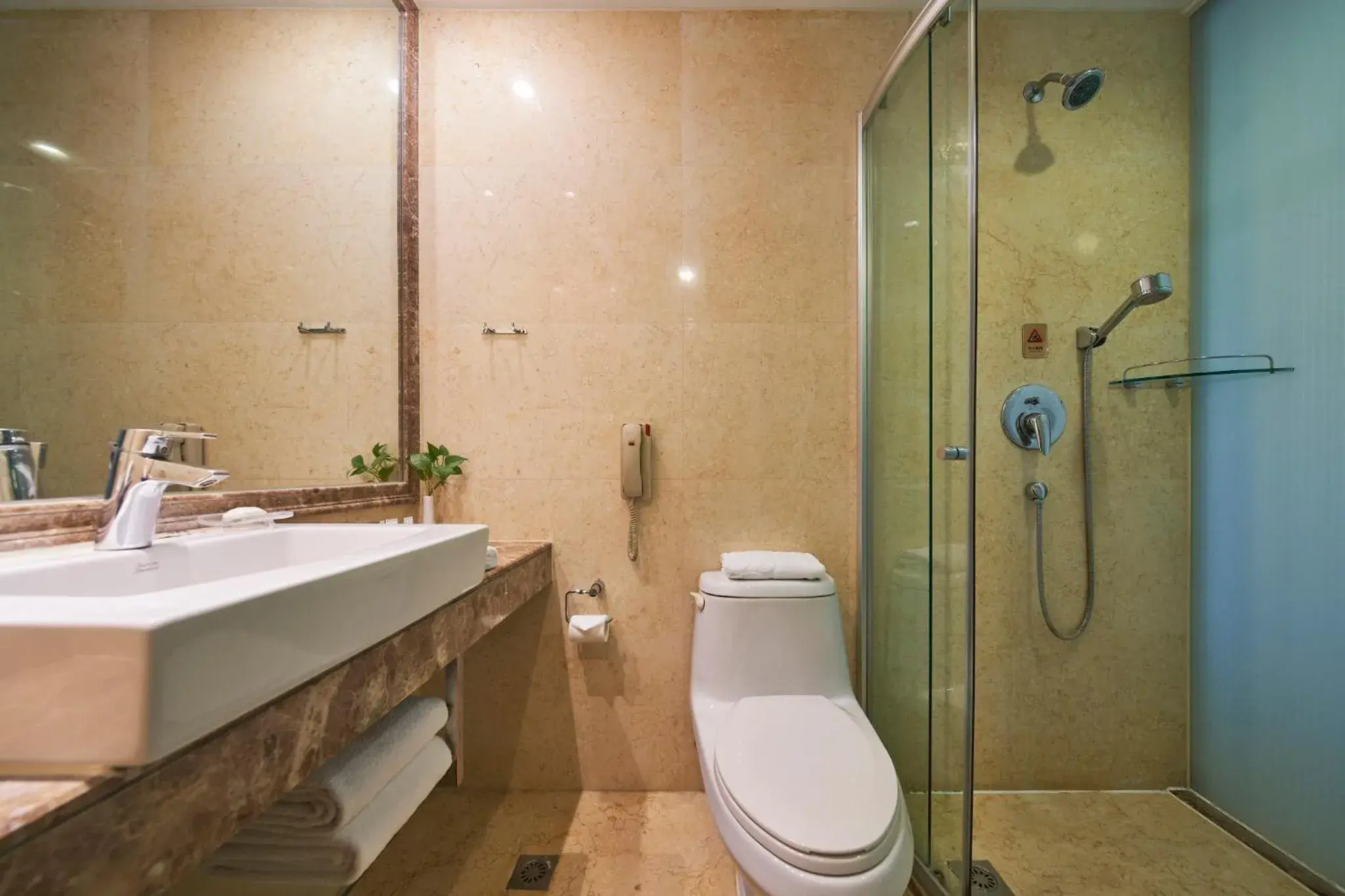 Shower, Bathroom in Howard Johnson Paragon Hotel Beijing