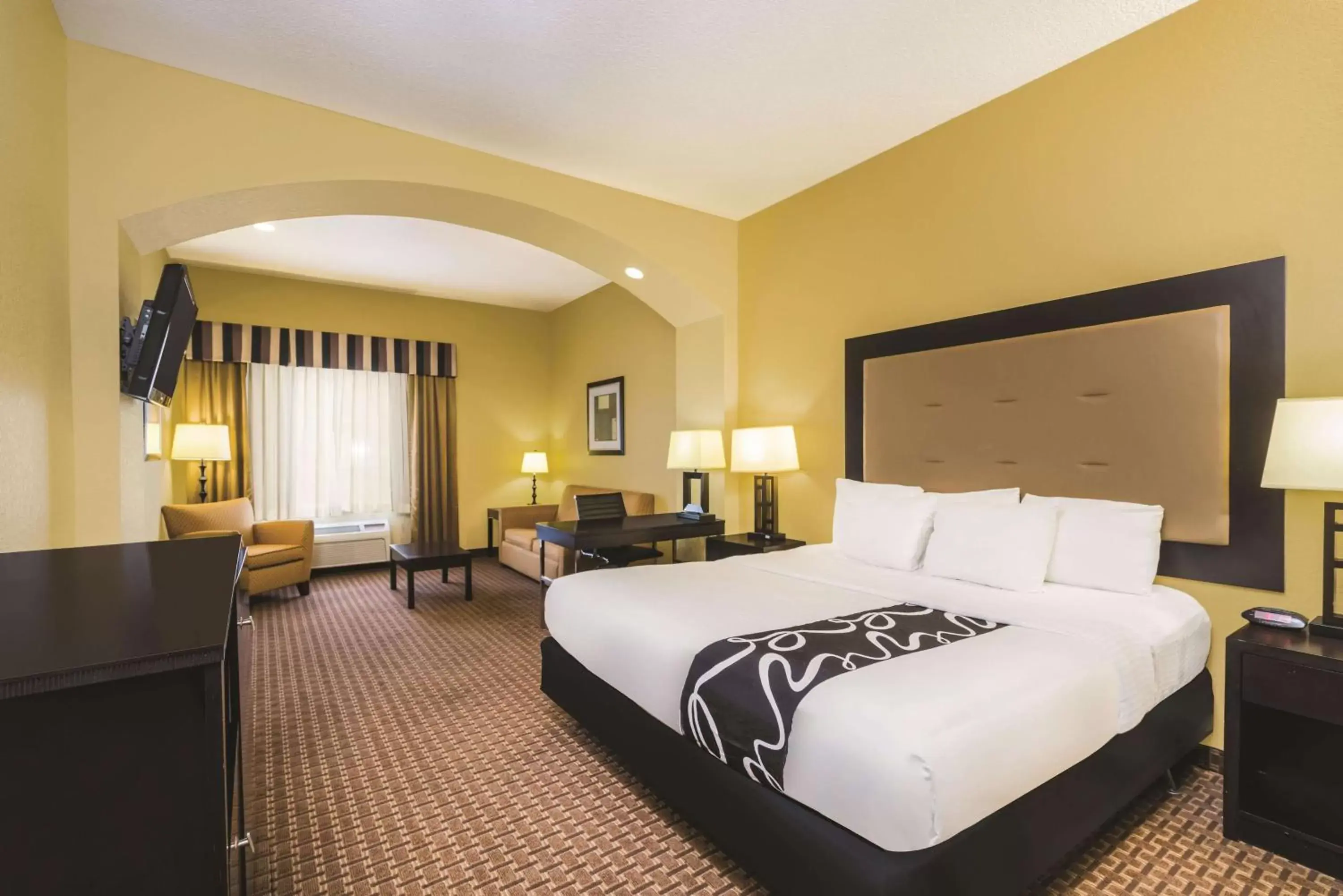 Photo of the whole room, Bed in La Quinta by Wyndham Brandon Jackson Airport E