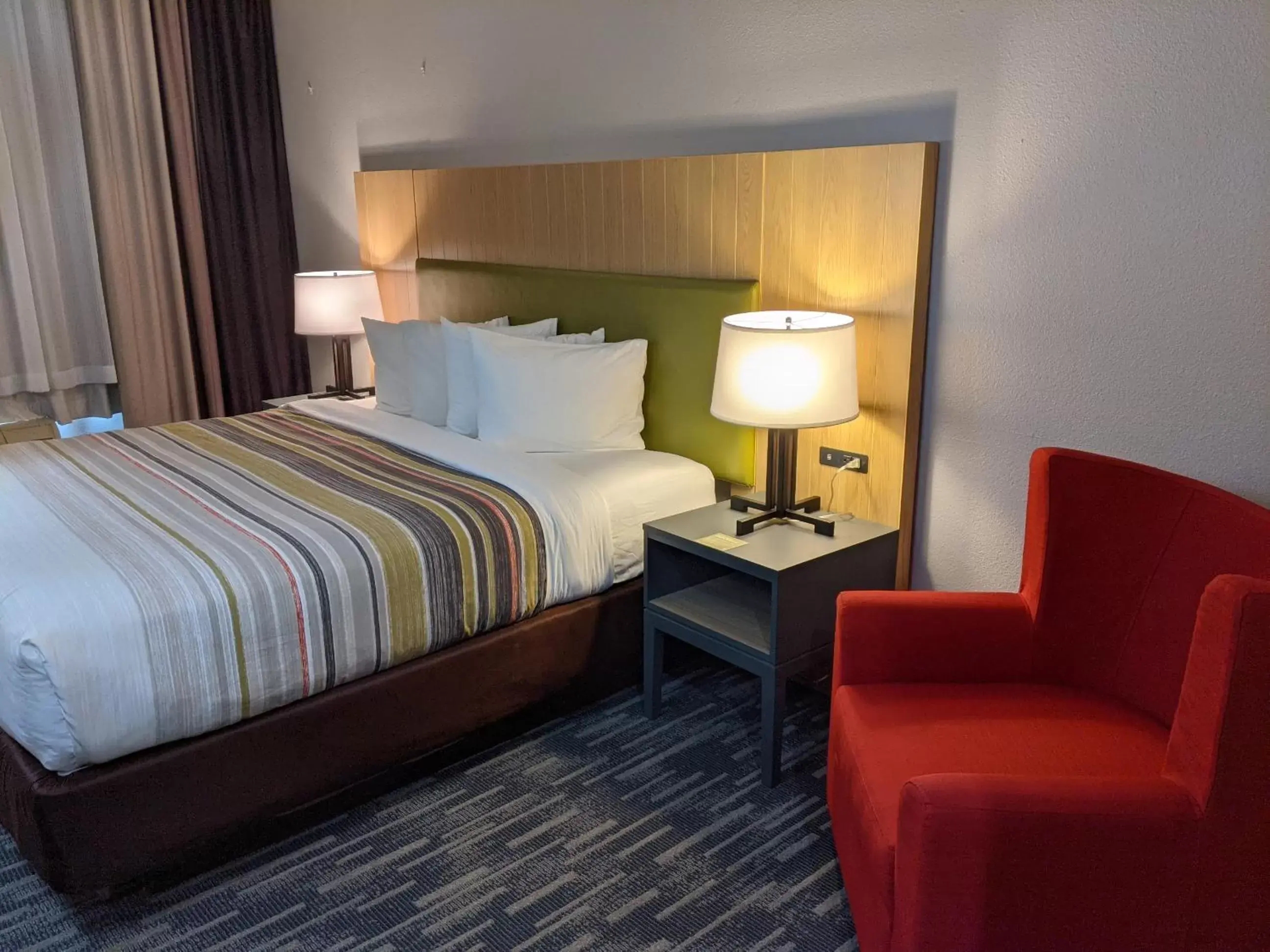 Bed in Country Inn & Suites by Radisson, Nashville, TN