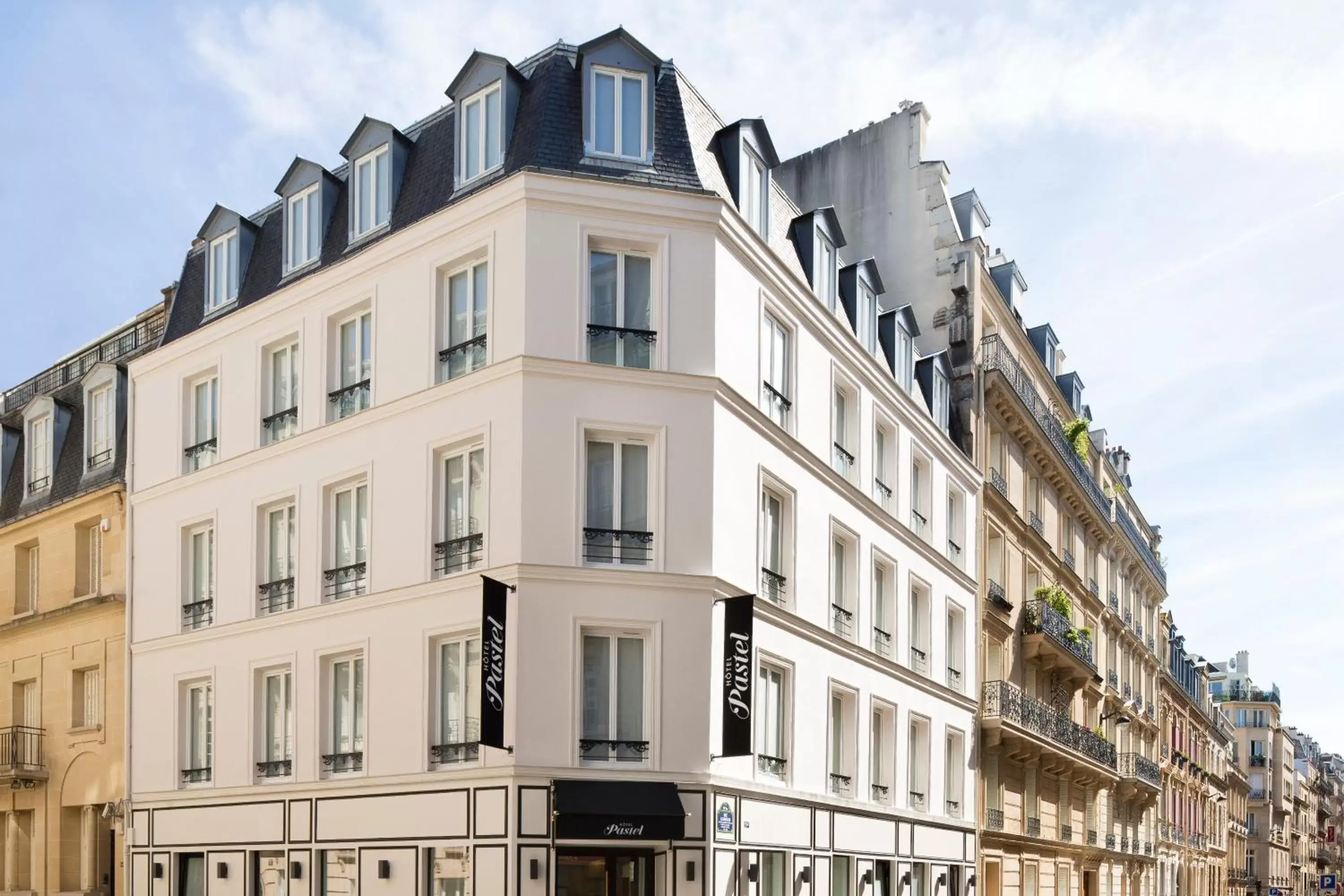 Property building in Hôtel Pastel Paris