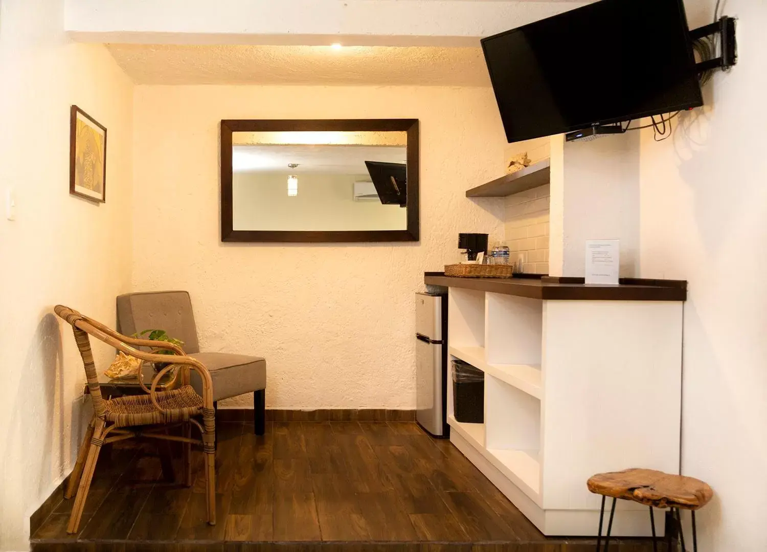 Coffee/tea facilities, TV/Entertainment Center in Hotel Amar Inn