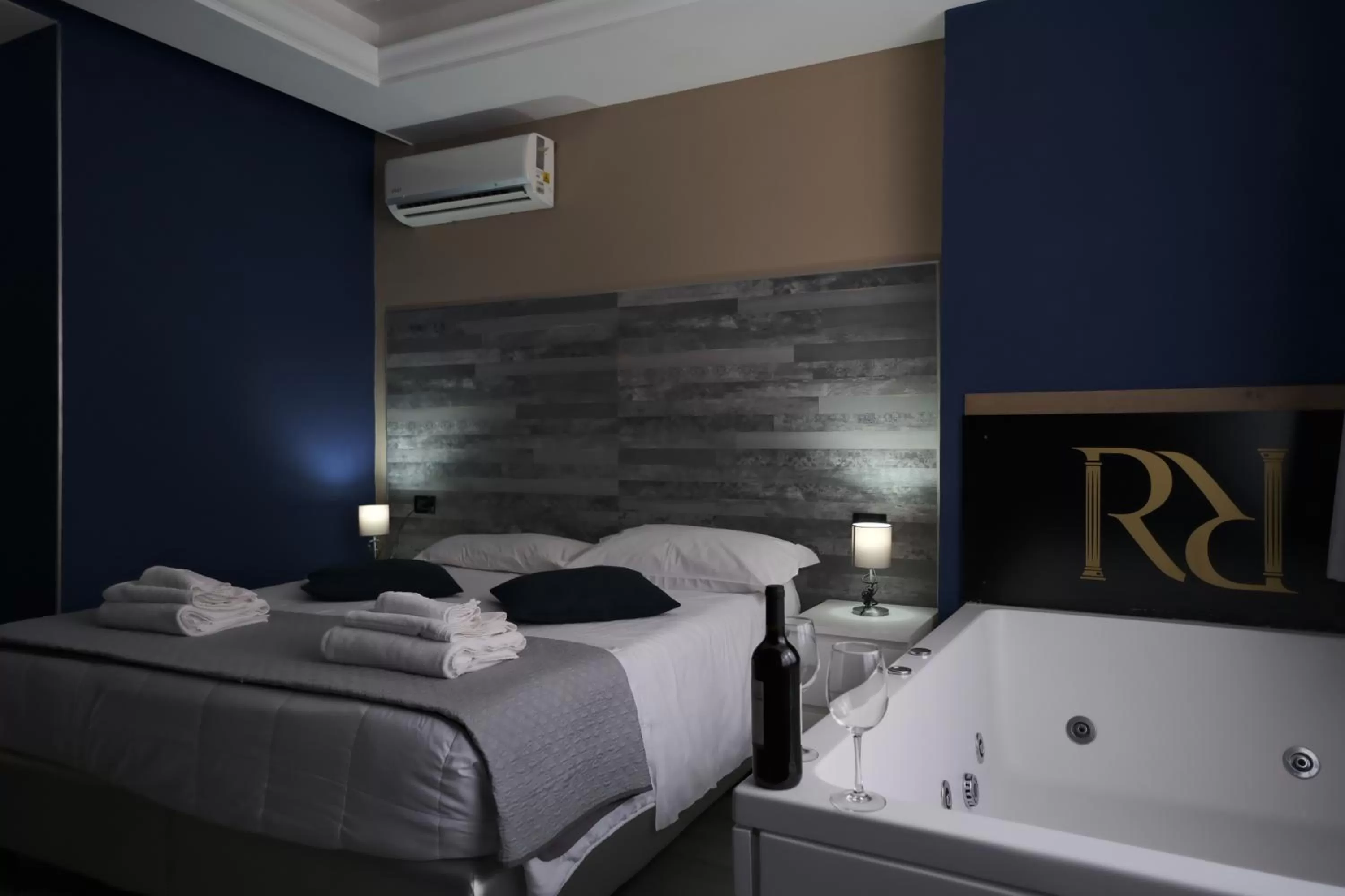 Hot Tub, Bed in Royalty Rooms & Spa