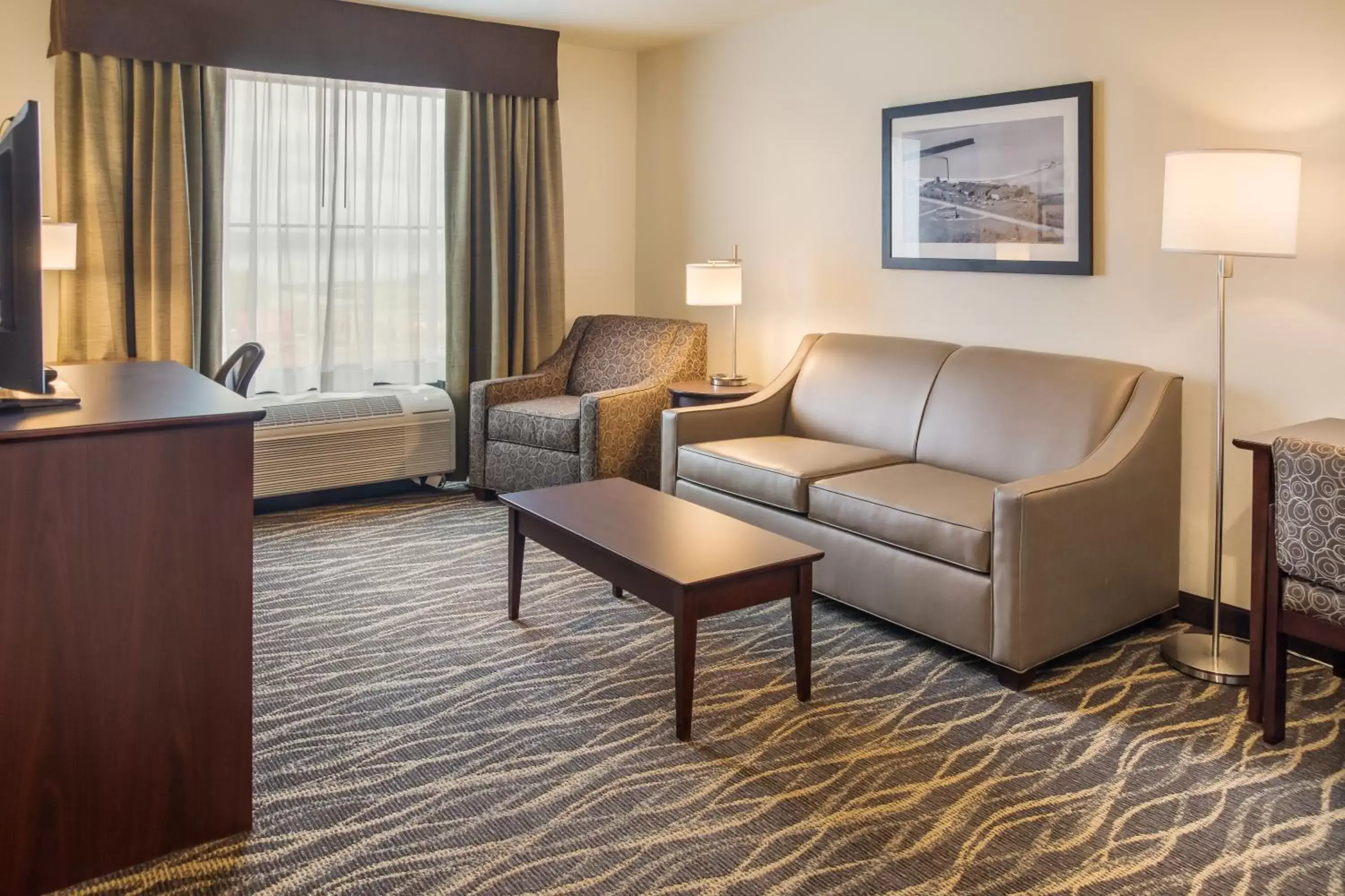 Bed, Seating Area in Cobblestone Inn and Suites - Ashland