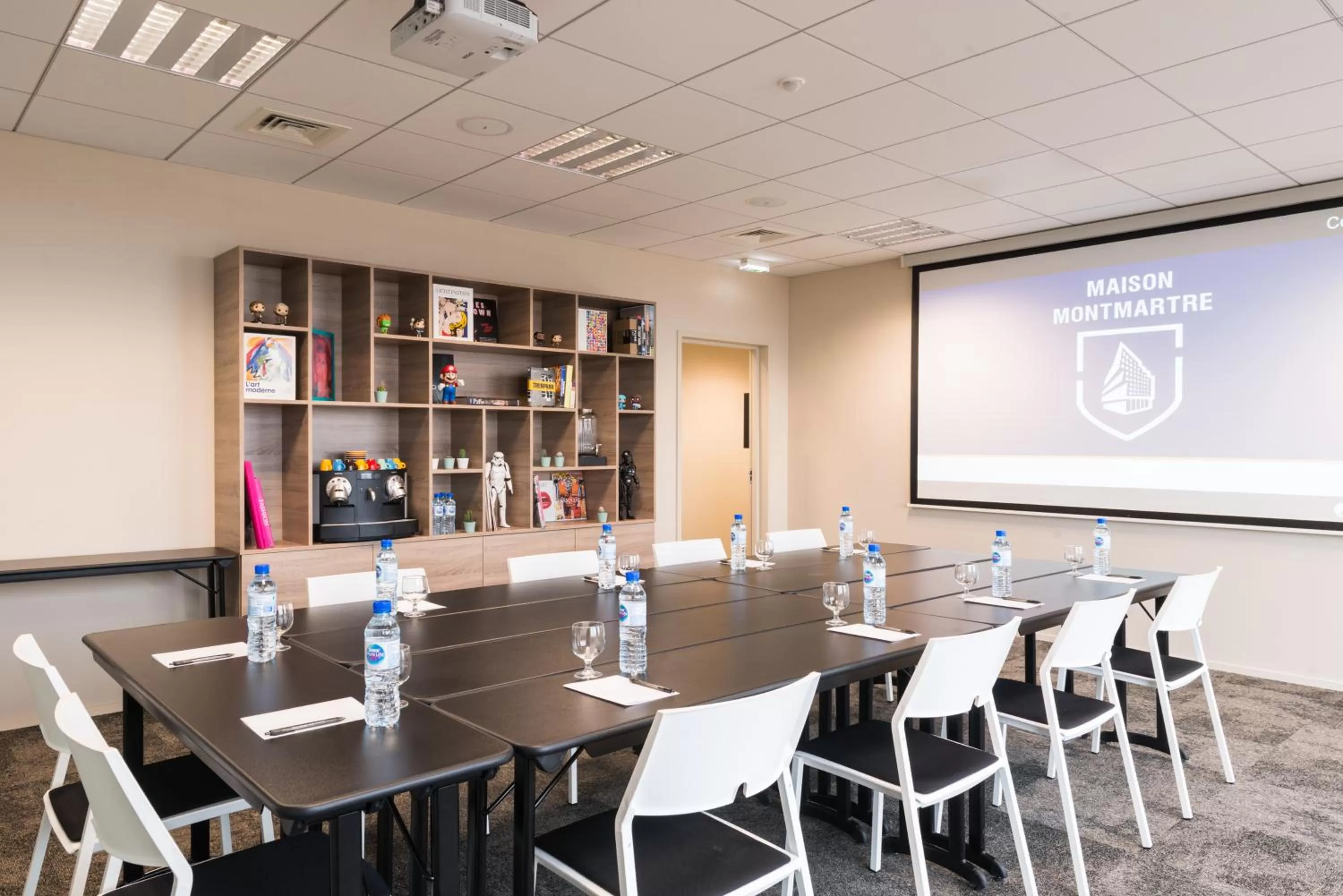 Business facilities in The Originals Boutique, Hôtel Maison Montmartre Paris Les Puces