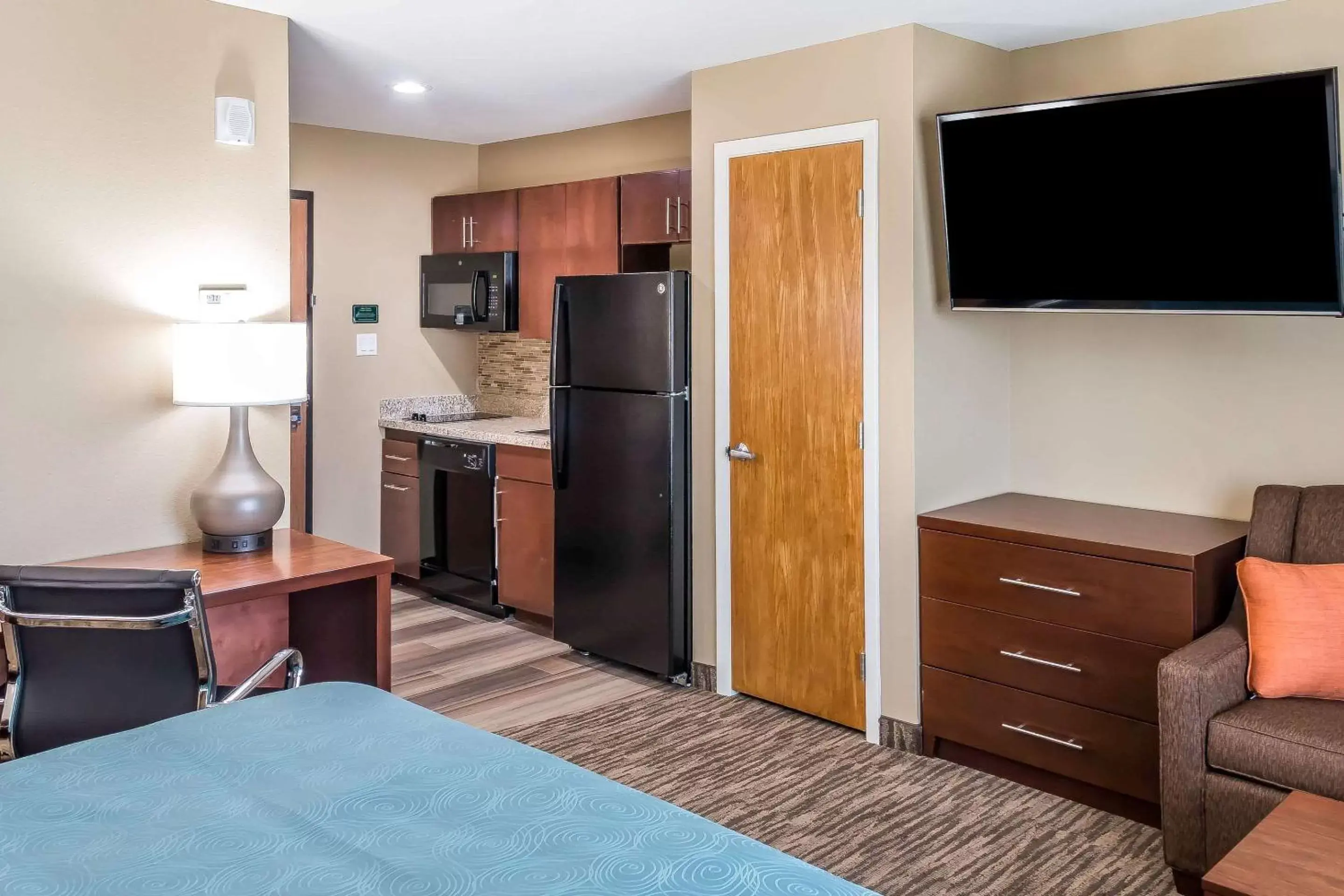 Photo of the whole room, TV/Entertainment Center in MainStay Suites Edinburg