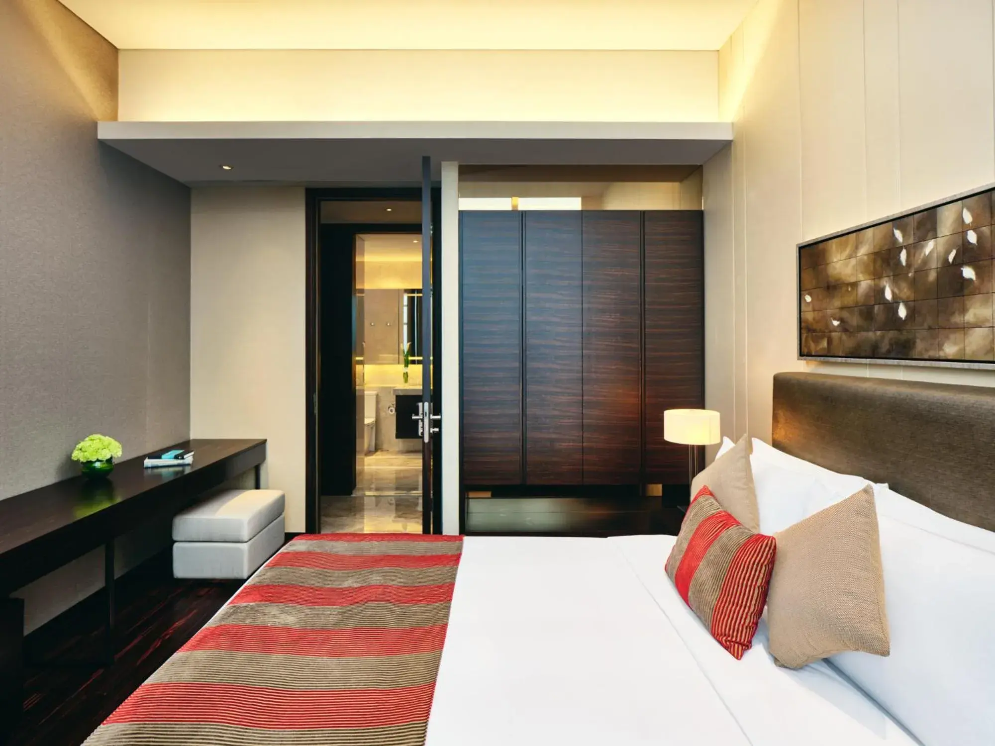 Bedroom, Bed in Intercontinental Residences Chengdu City Center