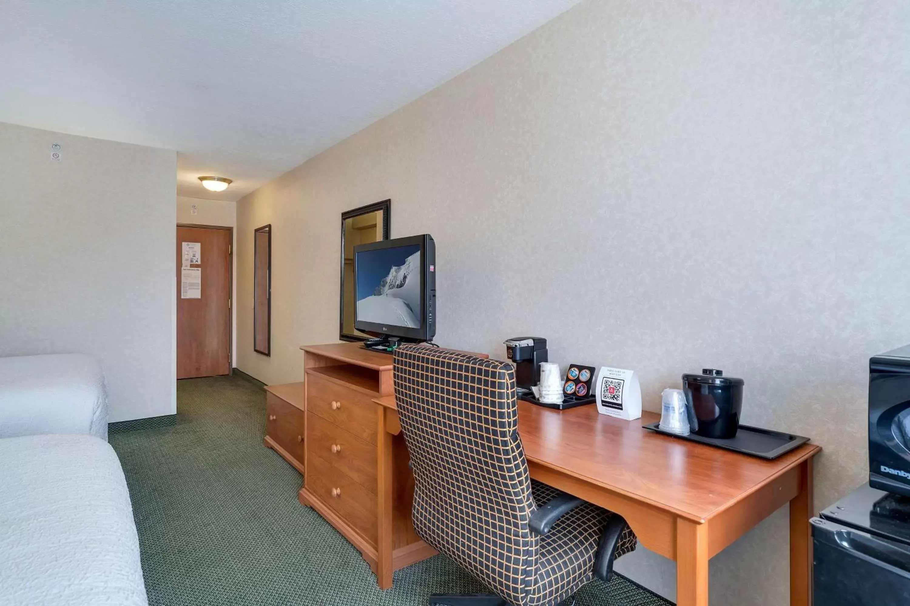 Bedroom, TV/Entertainment Center in SureStay Plus Hotel by Best Western Price