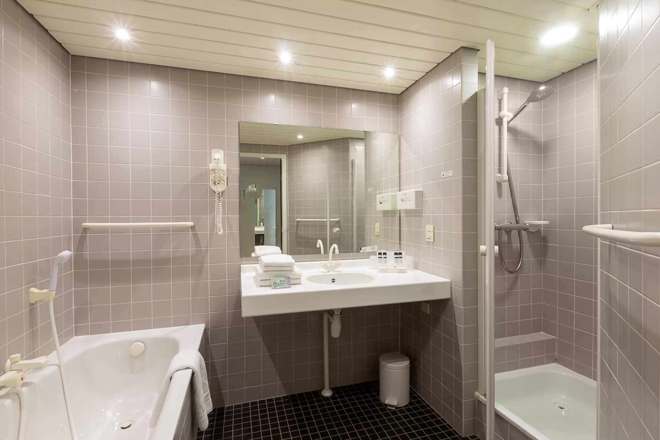 Shower in Fletcher Hotel-Restaurant Oud London