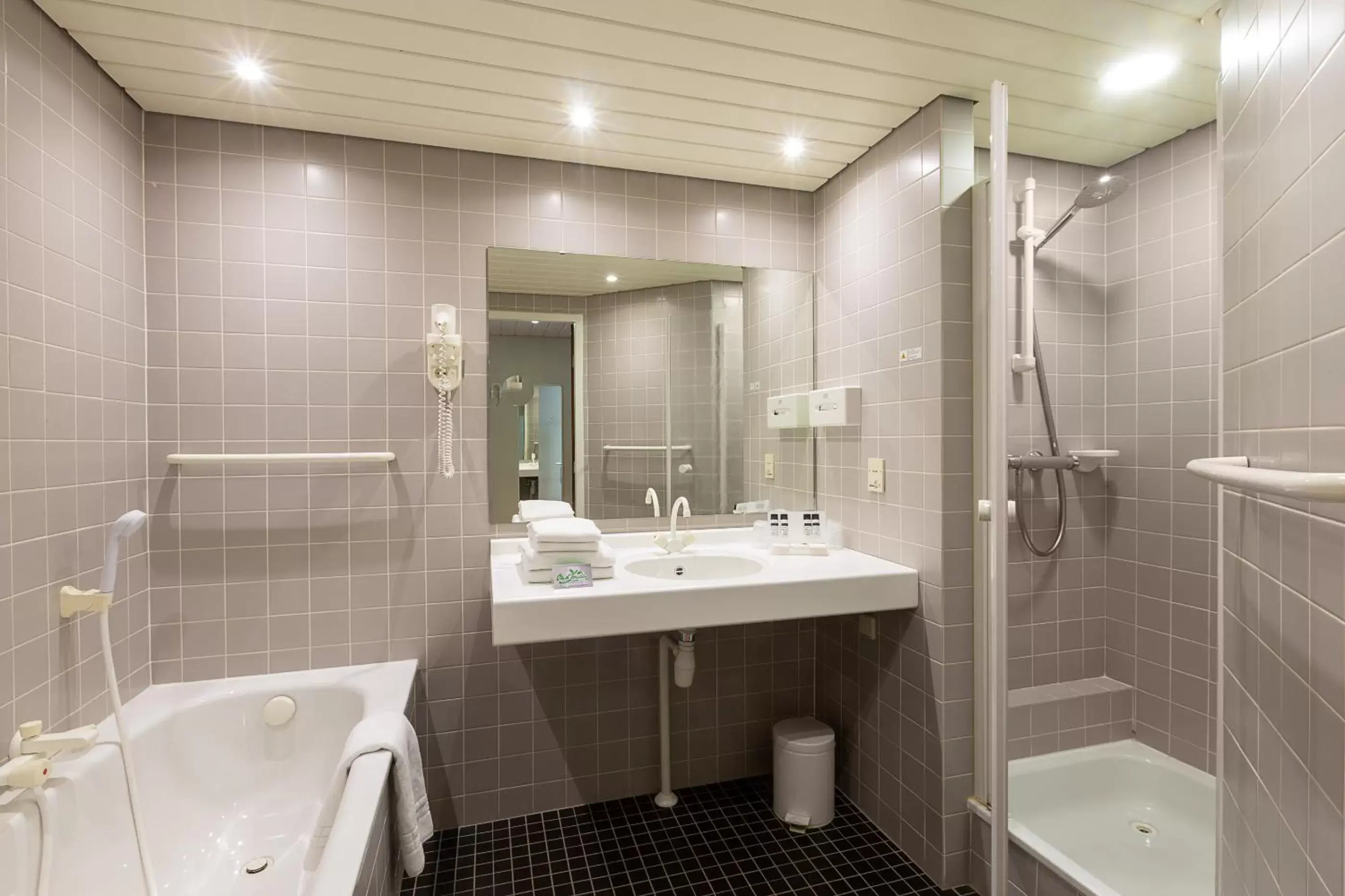 Shower, Bathroom in Hotel Restaurant Oud London