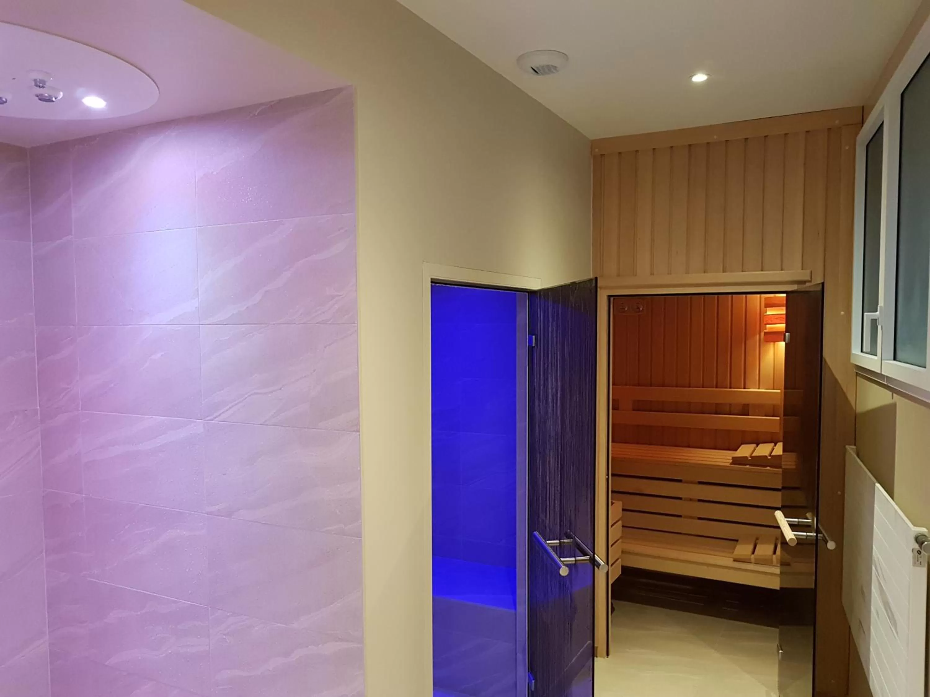 Spa and wellness centre/facilities in Hotel Restaurant Spa De La Citadelle Lorient