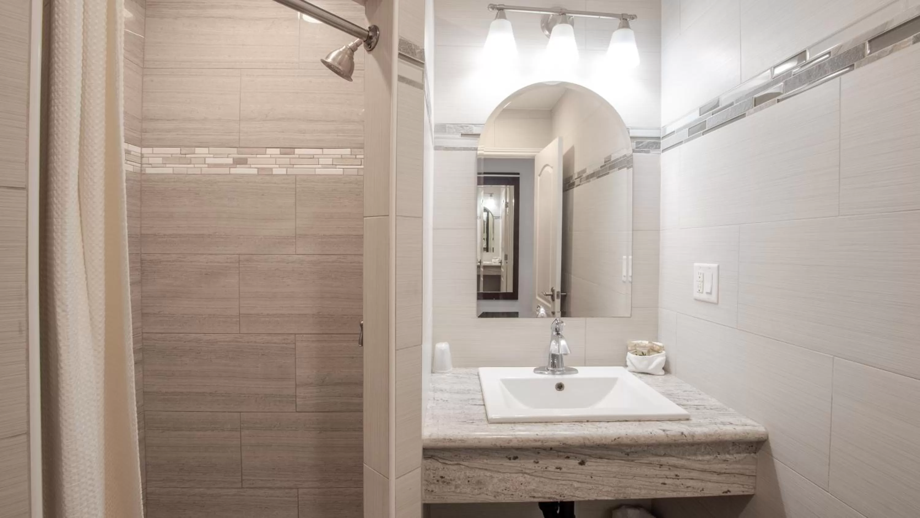 Shower in Crystal Lodge Motel