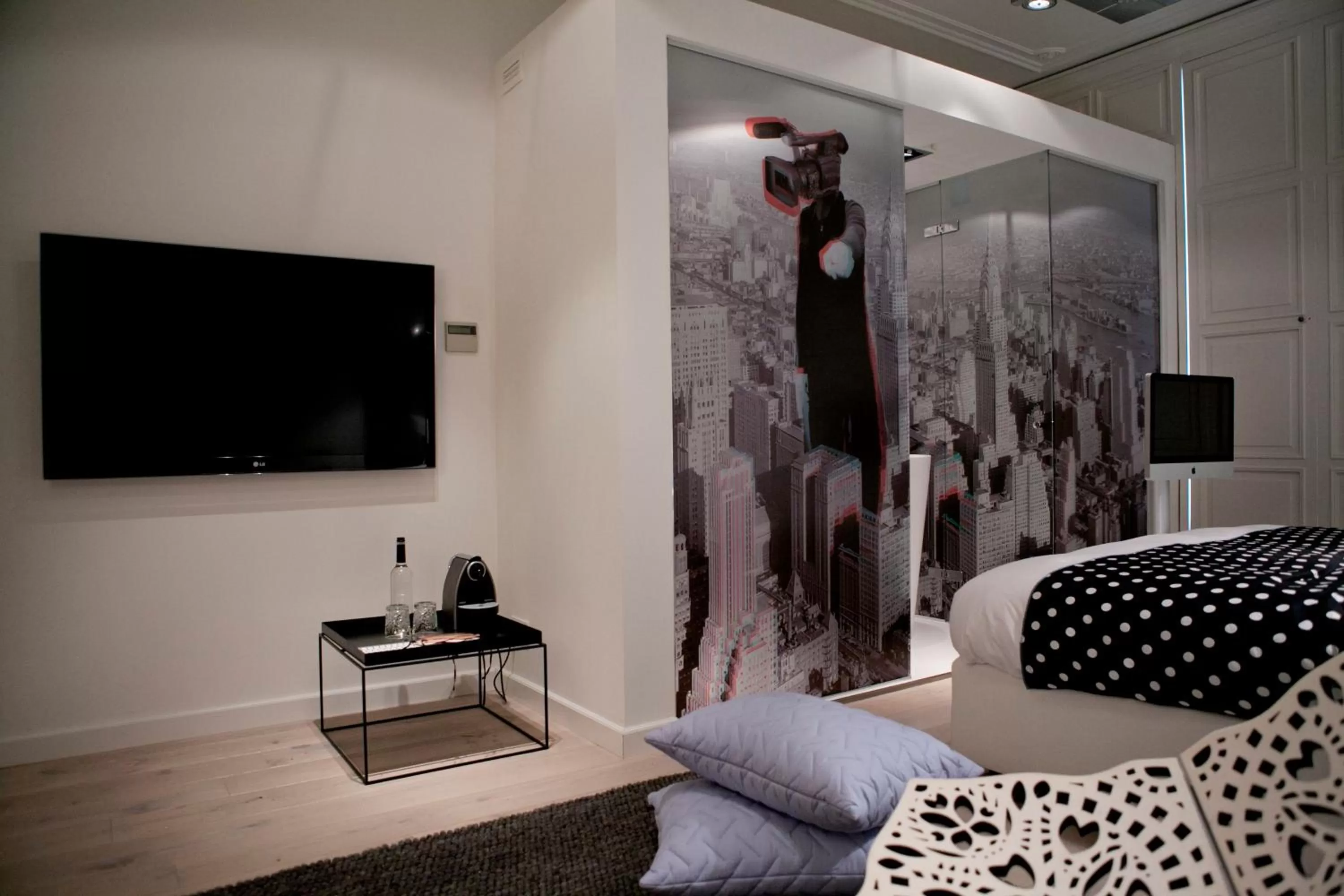 Bed, TV/Entertainment Center in Manna