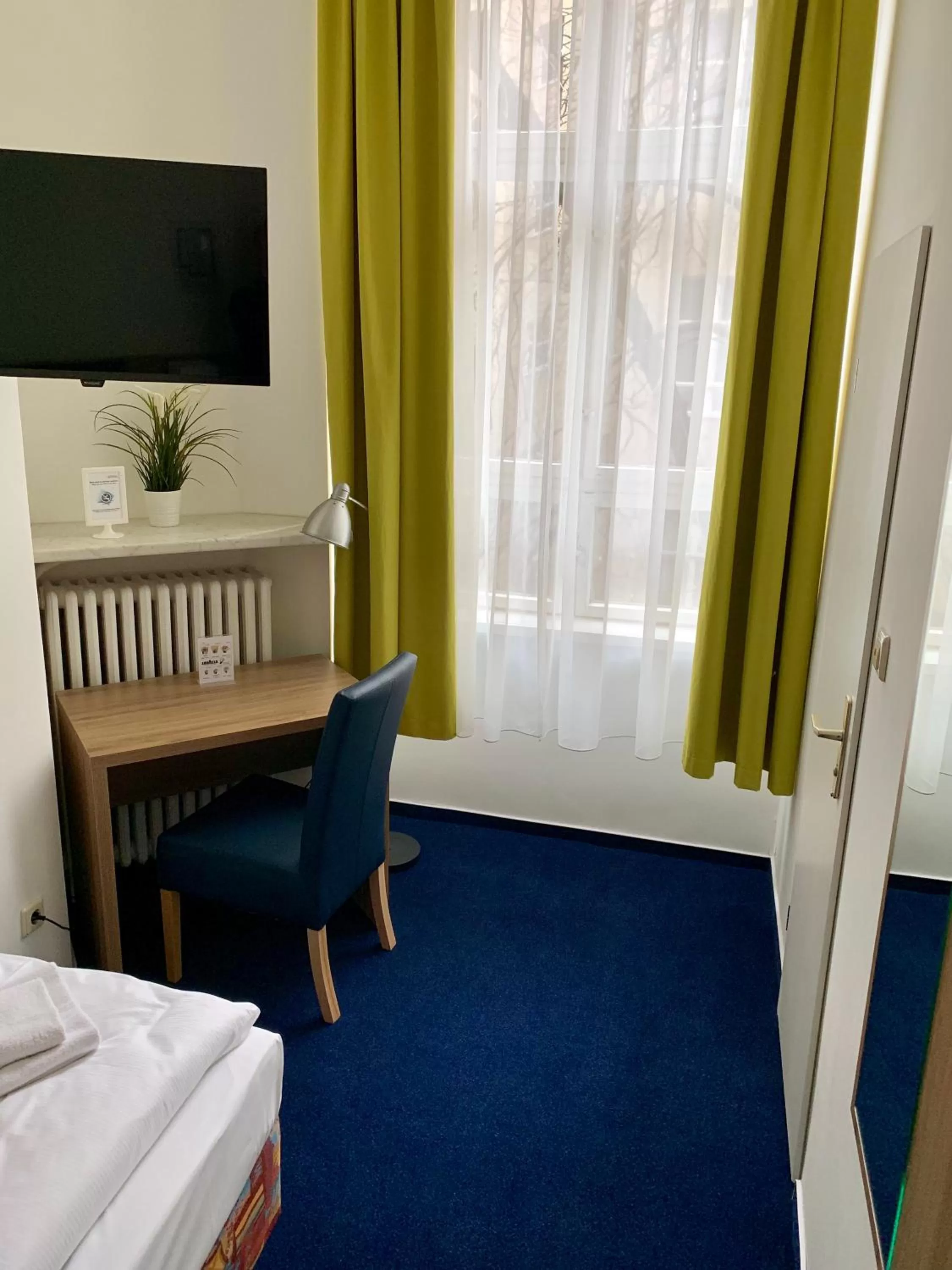 Photo of the whole room, Bed in Hotel Seifert Berlin am Kurfürstendamm