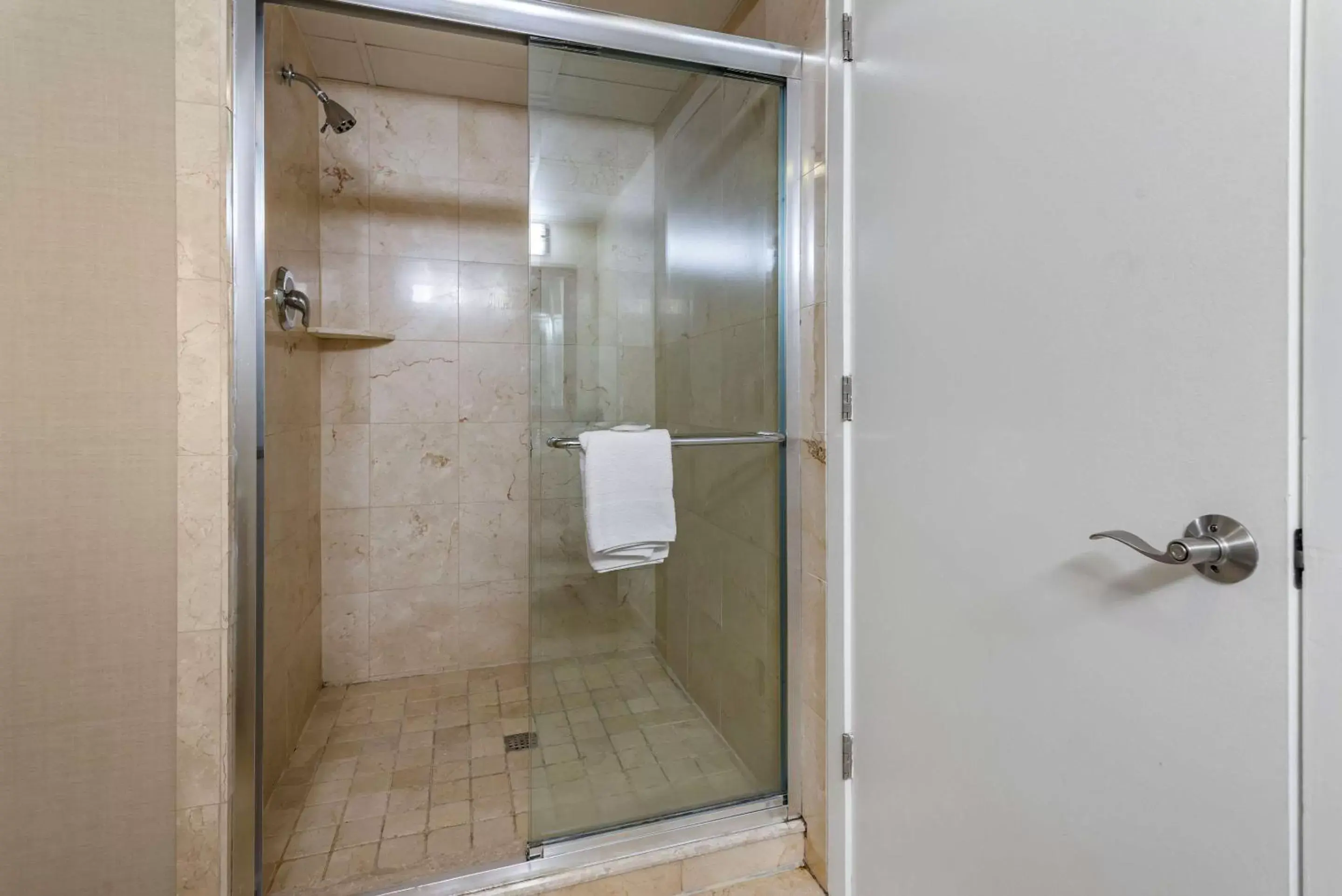 Photo of the whole room, Bathroom in Comfort Inn & Suites Glen Mills - Concordville