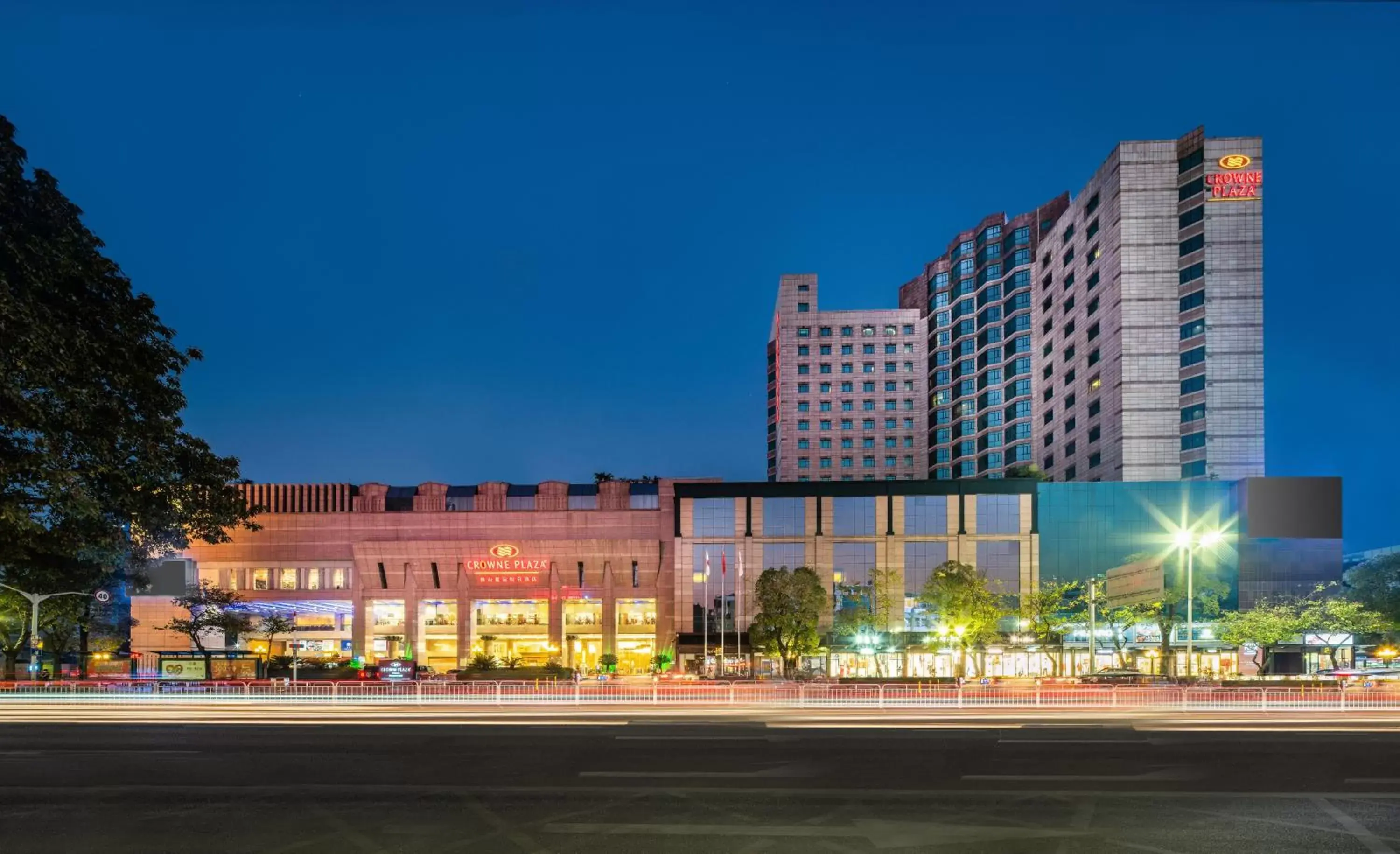 Property Building in Crowne Plaza Foshan, an IHG Hotel - Exclusive bus stations for HKSAR round-trips