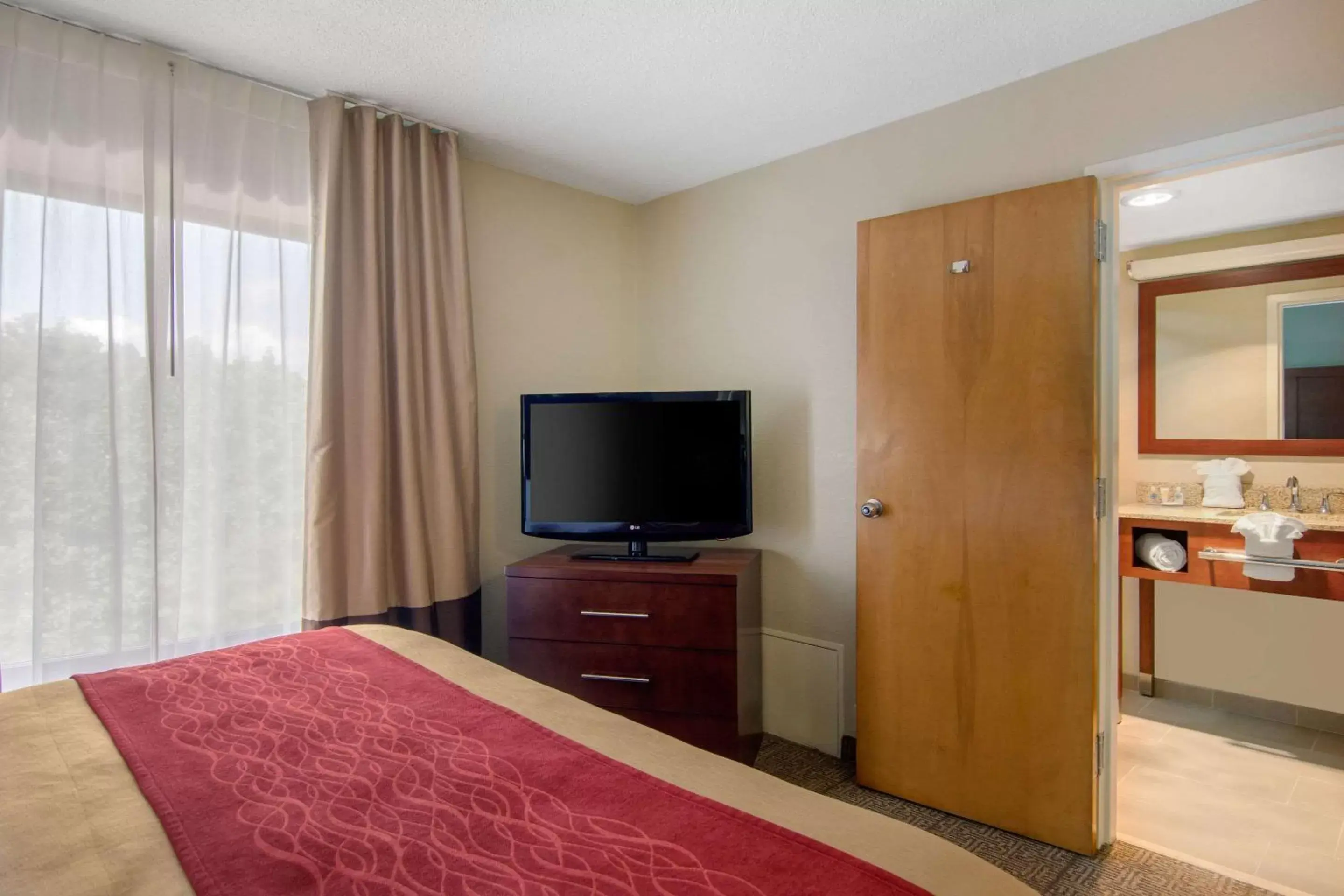 Photo of the whole room, TV/Entertainment Center in Comfort Inn Chester - Richmond South