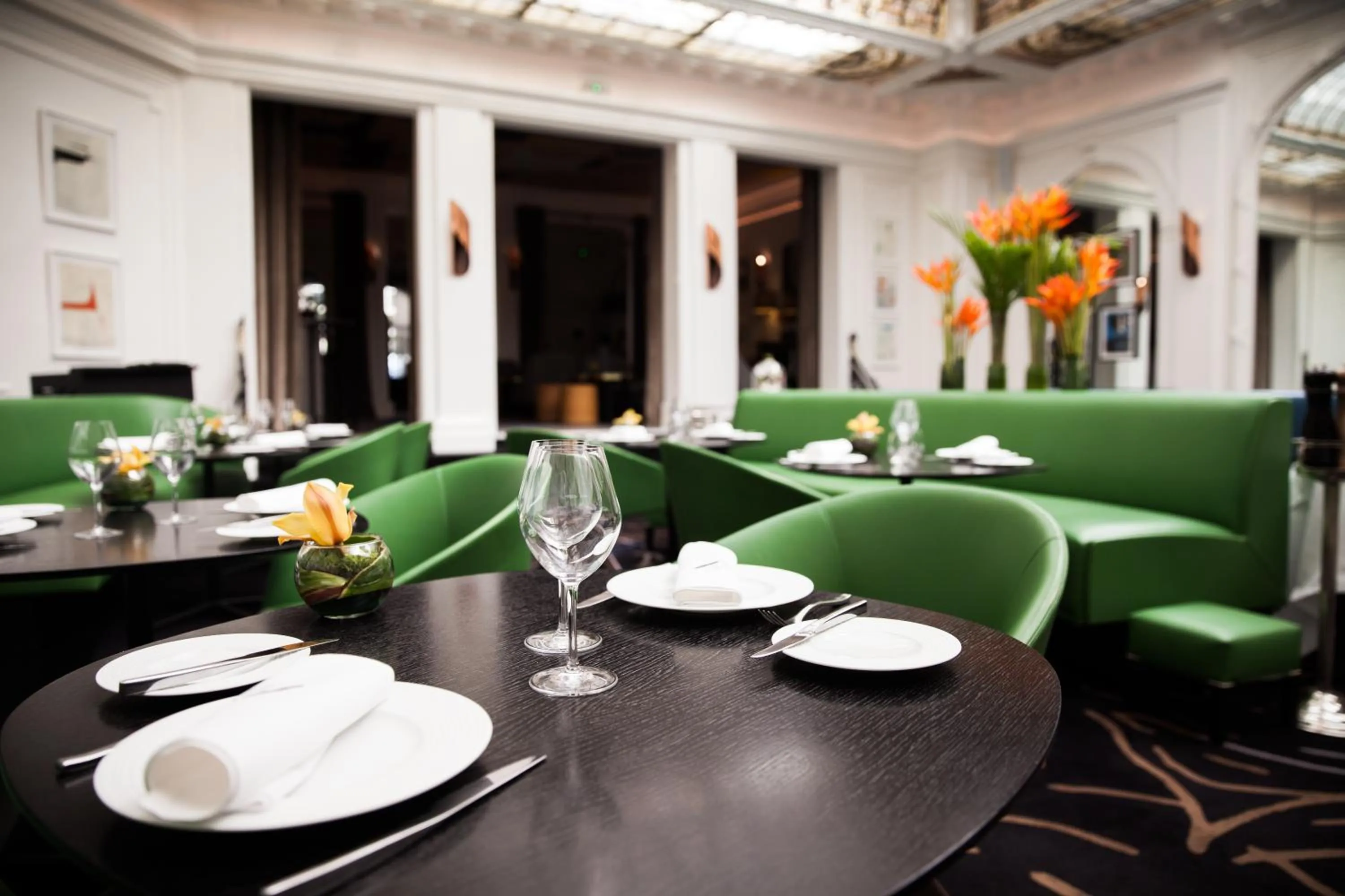 Restaurant/places to eat in Hôtel Vernet Champs Elysées Paris