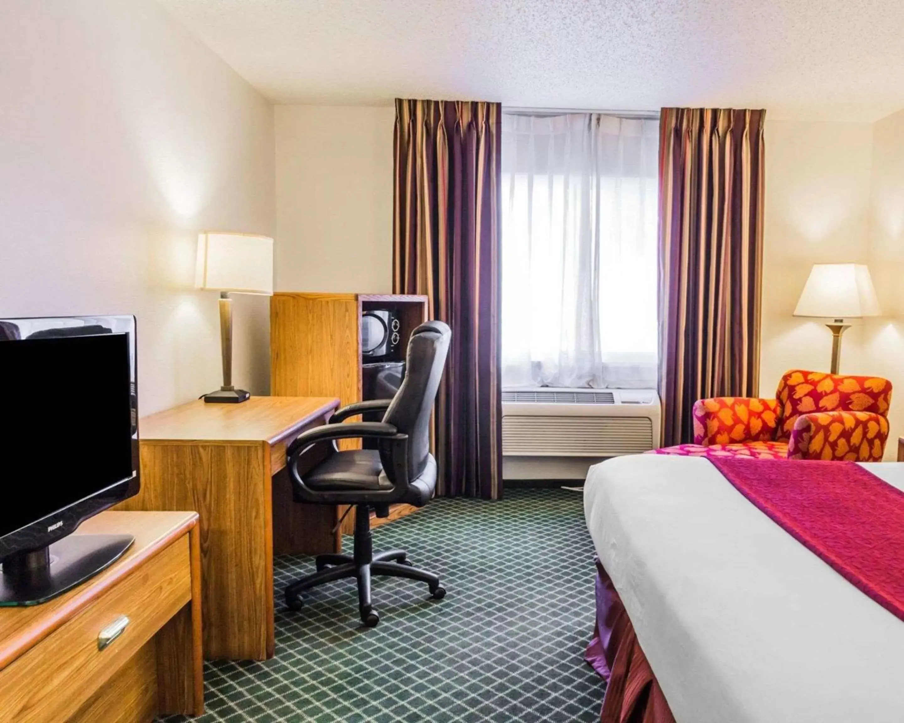 Photo of the whole room, TV/Entertainment Center in Quality Inn & Suites Golden - Denver West