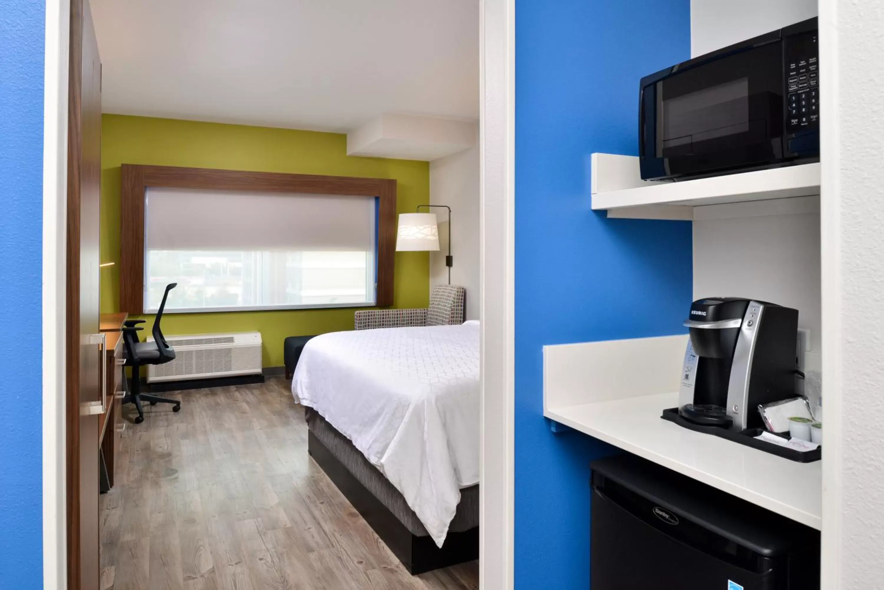 Bedroom, Kitchen/Kitchenette in Holiday Inn Express Orlando - South Park, an IHG Hotel
