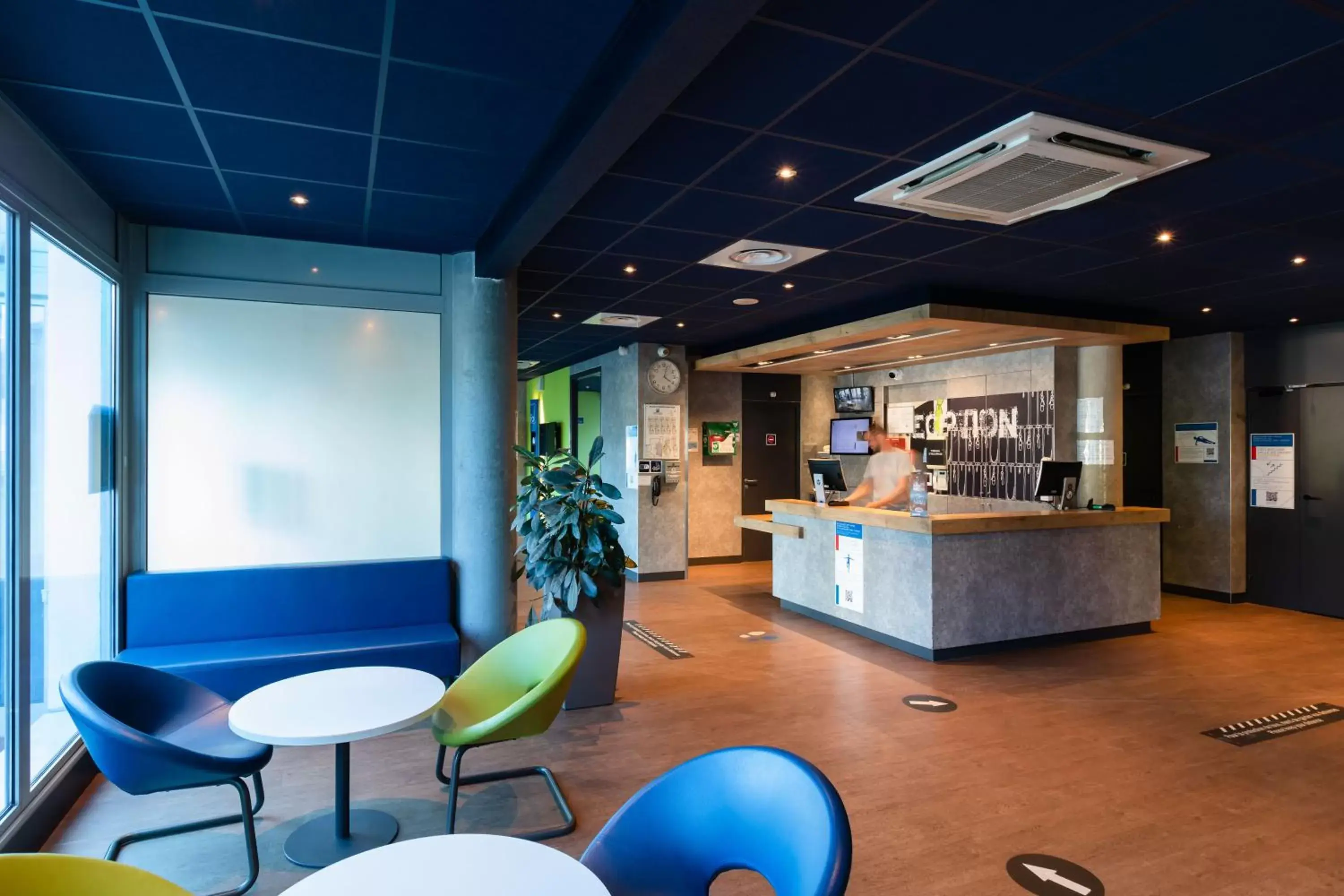 Lobby or reception in ibis budget Lyon Villeurbanne