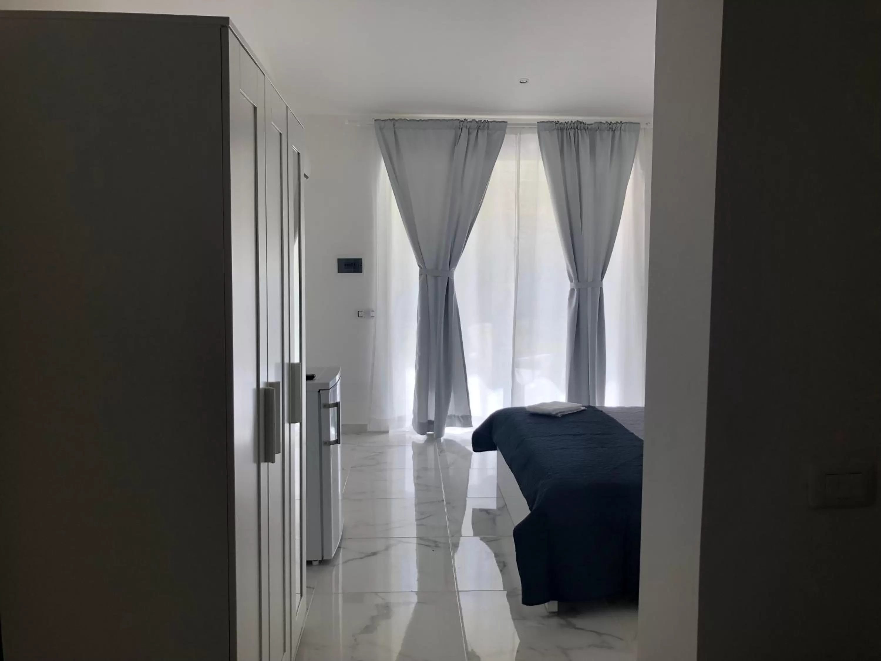 Photo of the whole room, Bed in Amantea Monument