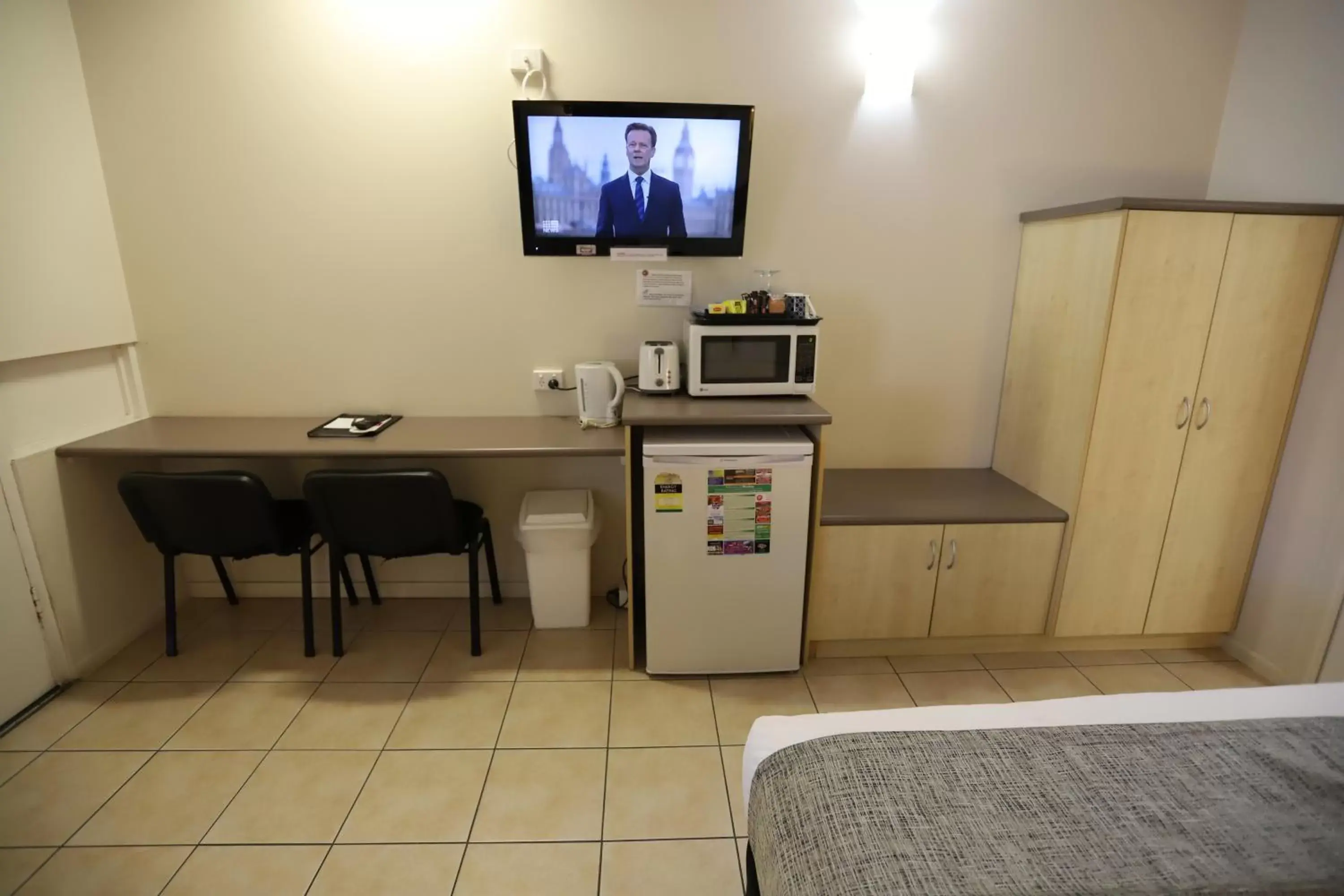Bed, TV/Entertainment Center in Tropic Coast Motel