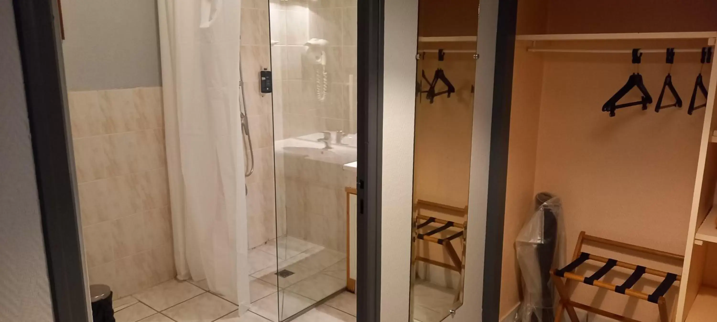 Bathroom in Brit Hotel Comtes De Champagne - Troyes Centre Historique