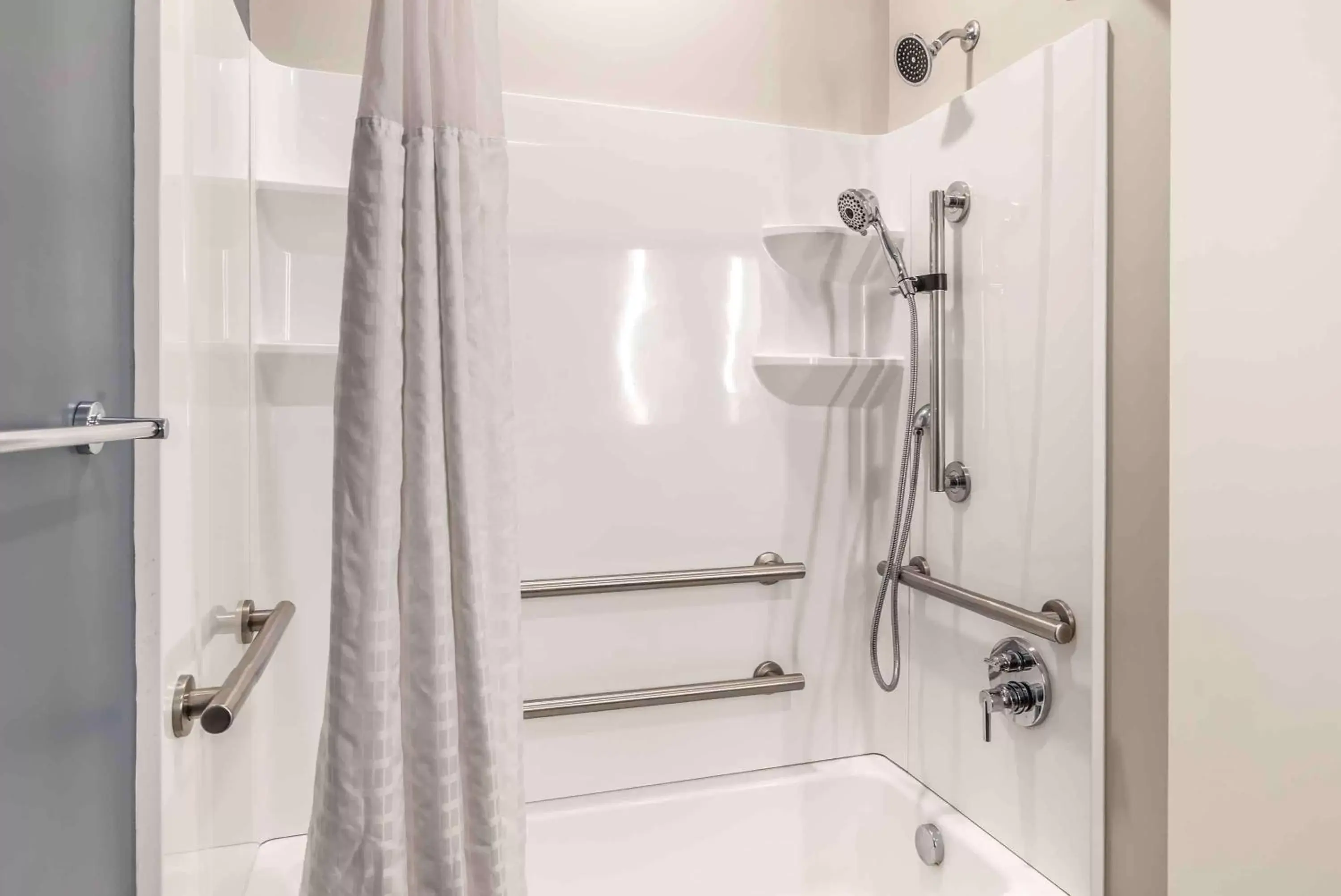 Bathroom in Extended Stay America Suites - Colonial Heights - Fort Lee