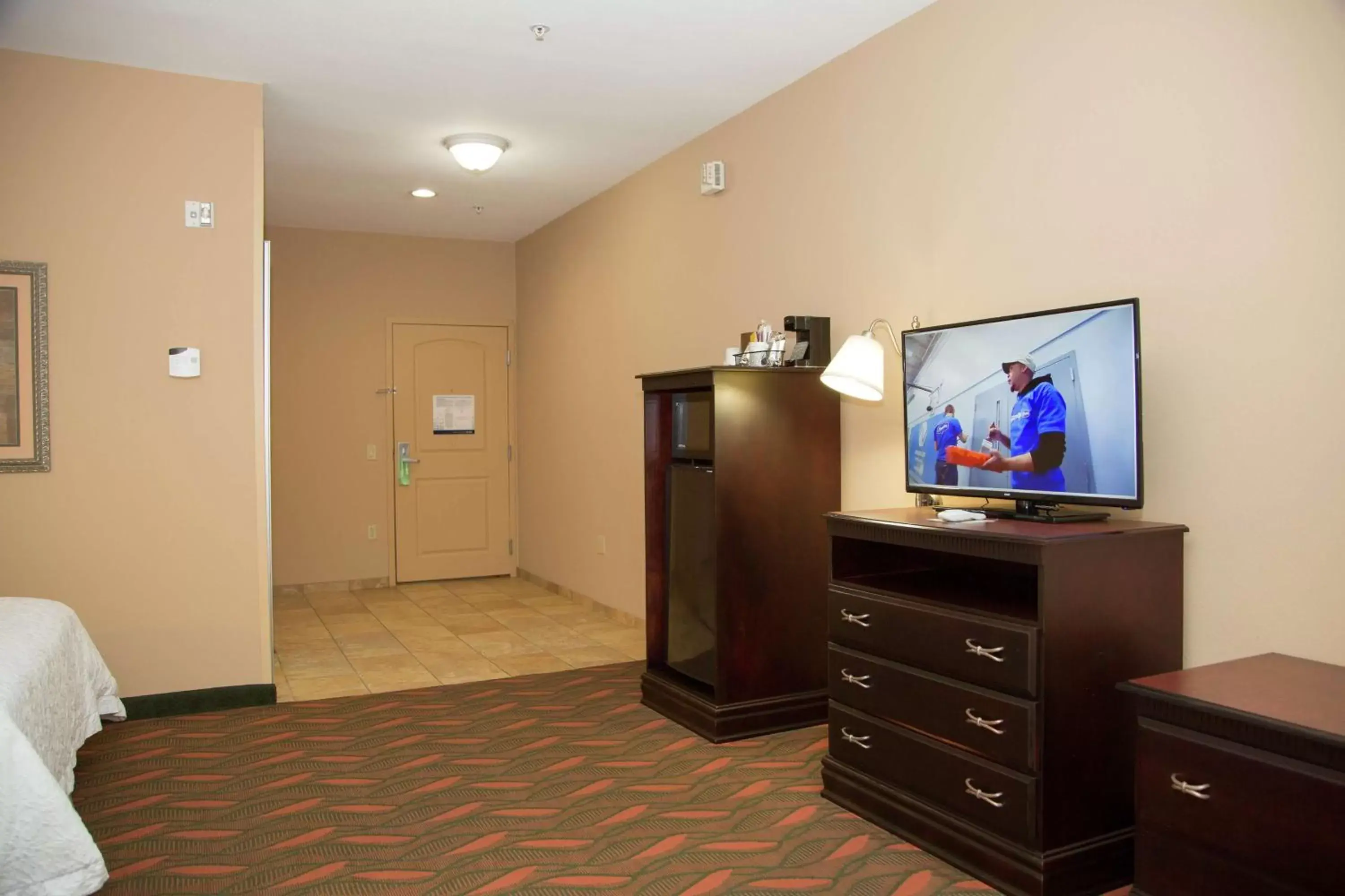 Bedroom, TV/Entertainment Center in Hampton Inn & Suites Houston Rosenberg