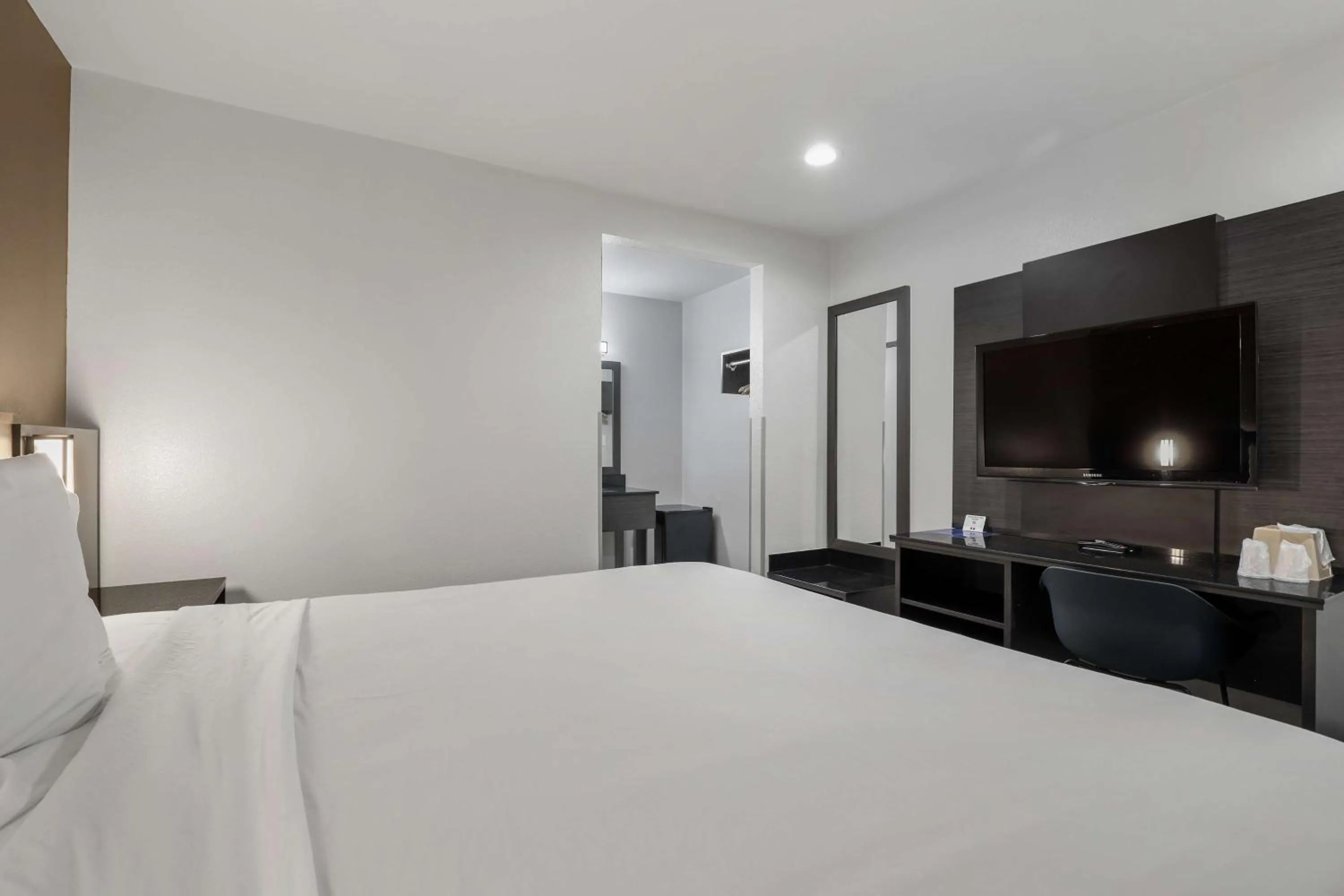 Bedroom, Bed in Motel 6-Escondido, CA